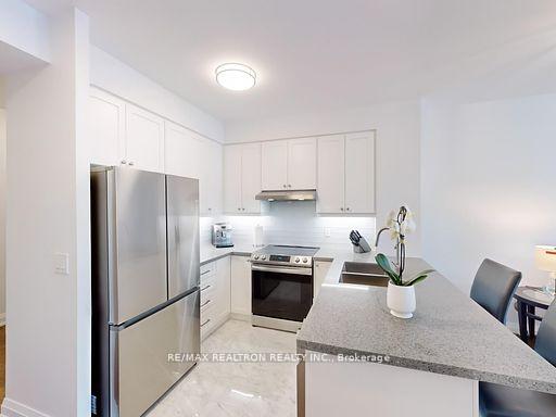 2 Bedrooms Condo at 225 Webb, Mississauga For sale
