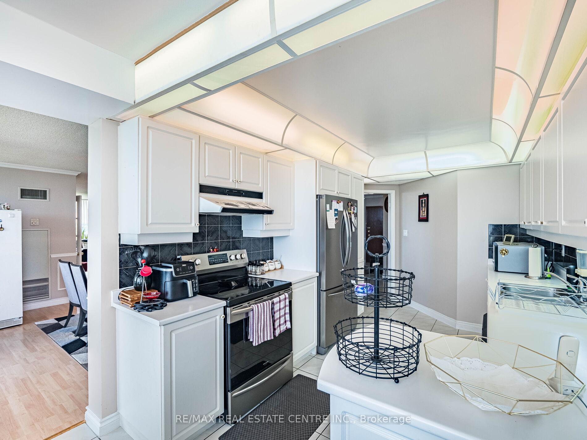 3 Bedrooms Condo at 168 Bonis, Toronto For sale
