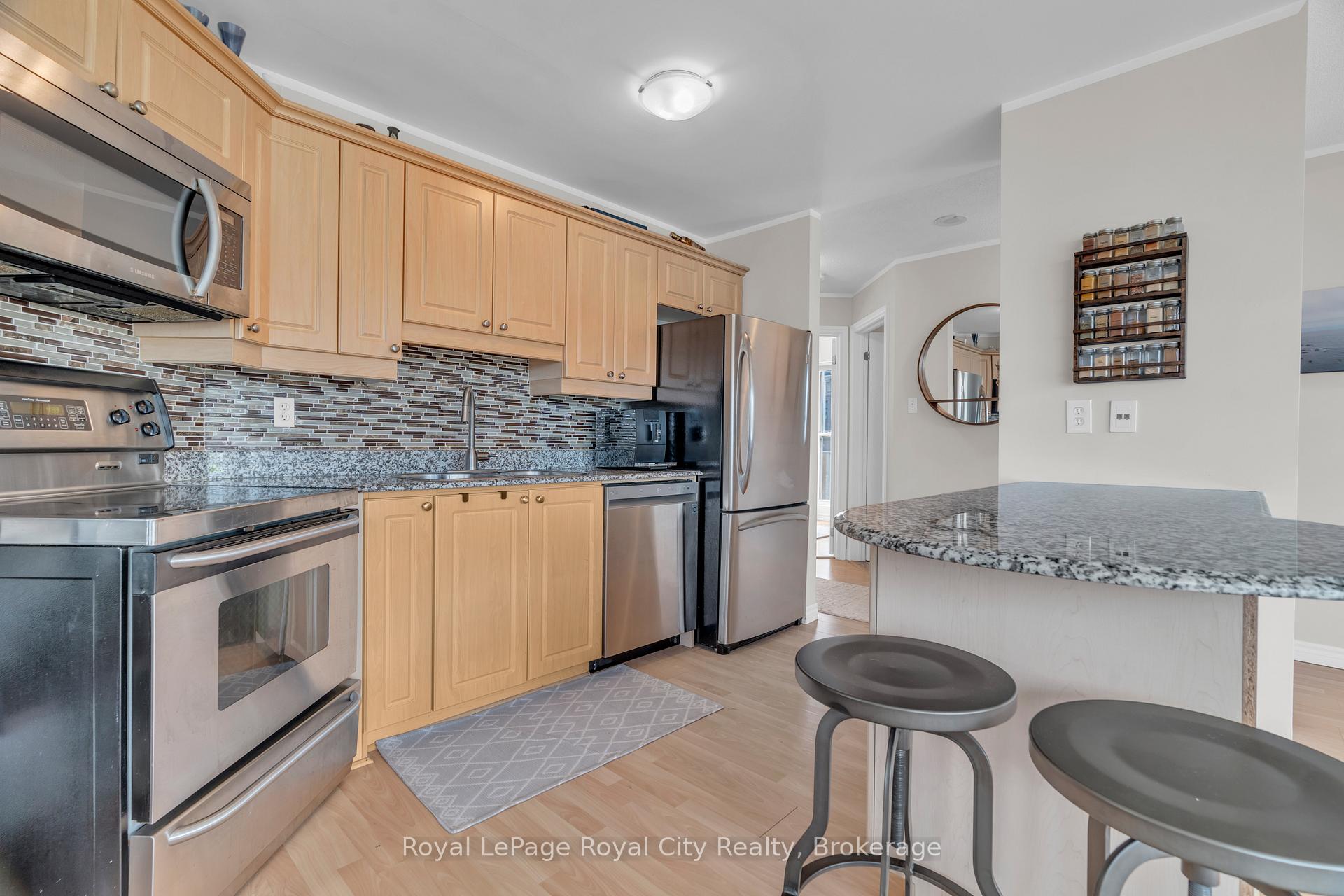 2 Bedrooms Condo at 135 James, Hamilton For sale