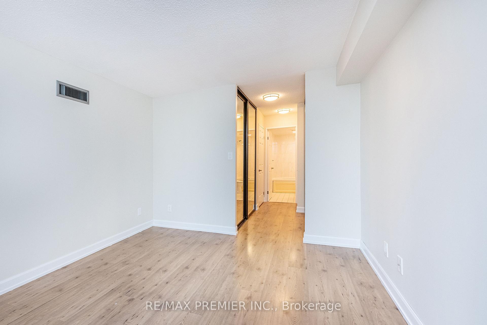 2 Bedrooms Condo at 20 Southport,  Toronto For sale