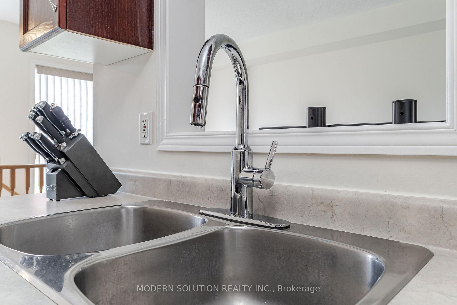 3 Bedrooms Condo at 525 Novo Star, Mississauga For sale
