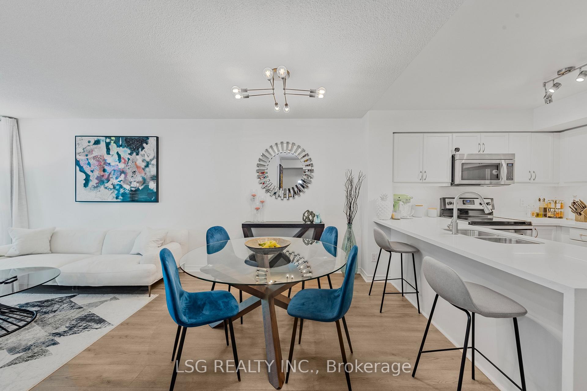 2 Bedrooms Condo at 19 Grand Trunk, Toronto For sale