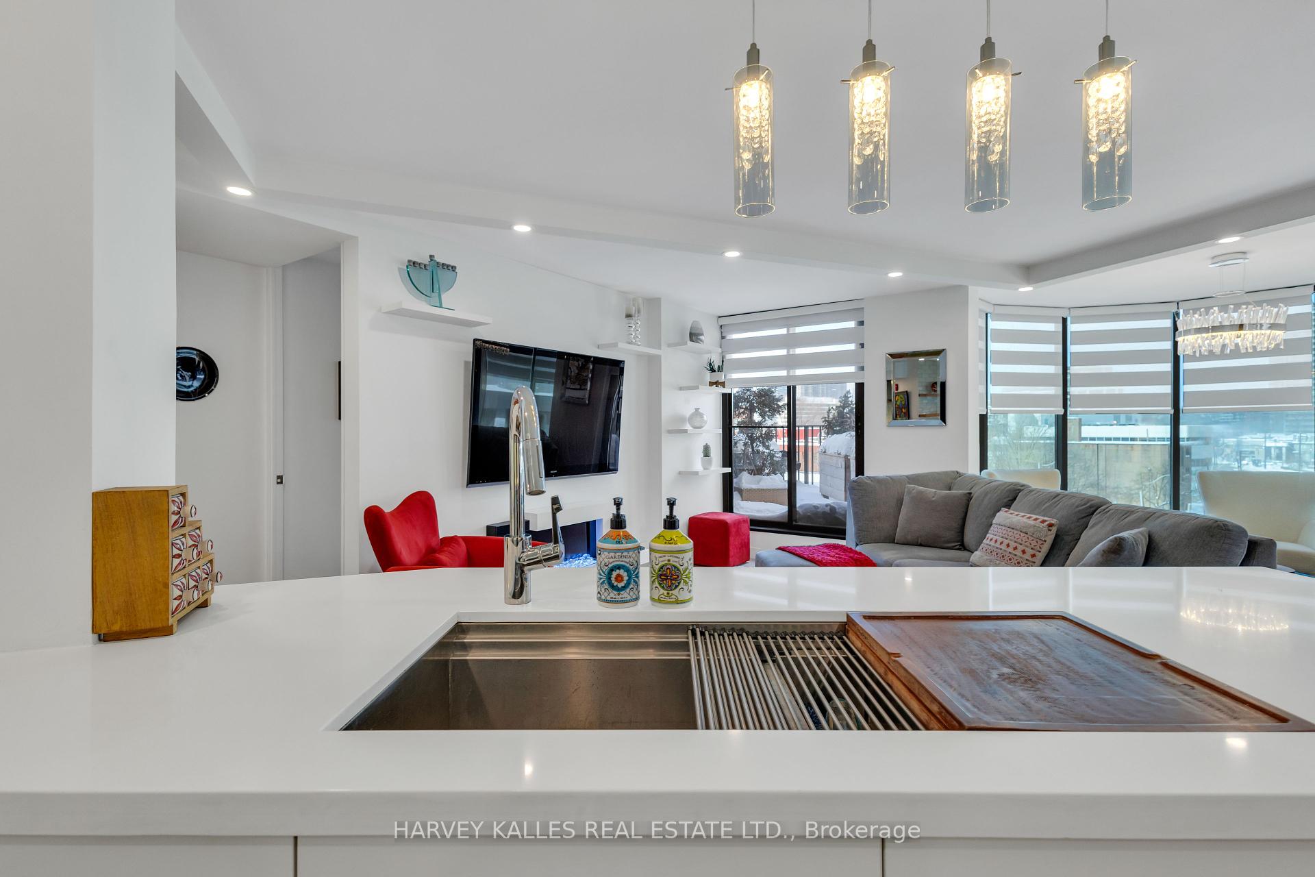 2 Bedrooms Condo at 1331 Bay, Toronto For sale