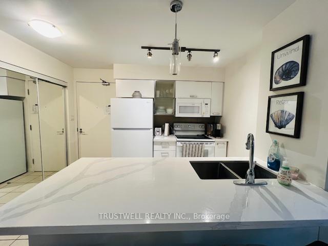 2 Bedrooms Condo at 38 Grenville, Toronto For sale