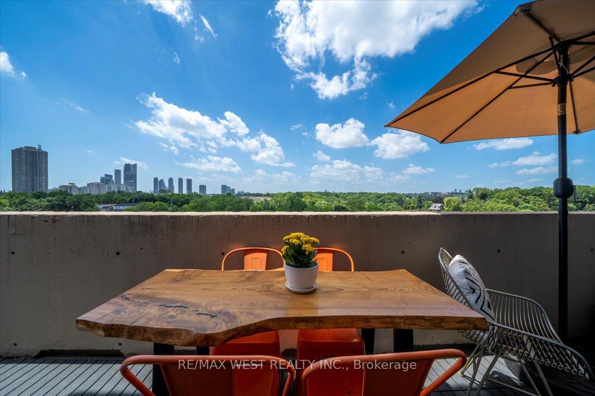 3 Bedrooms Condo at 35 Ormskirk, Toronto For sale