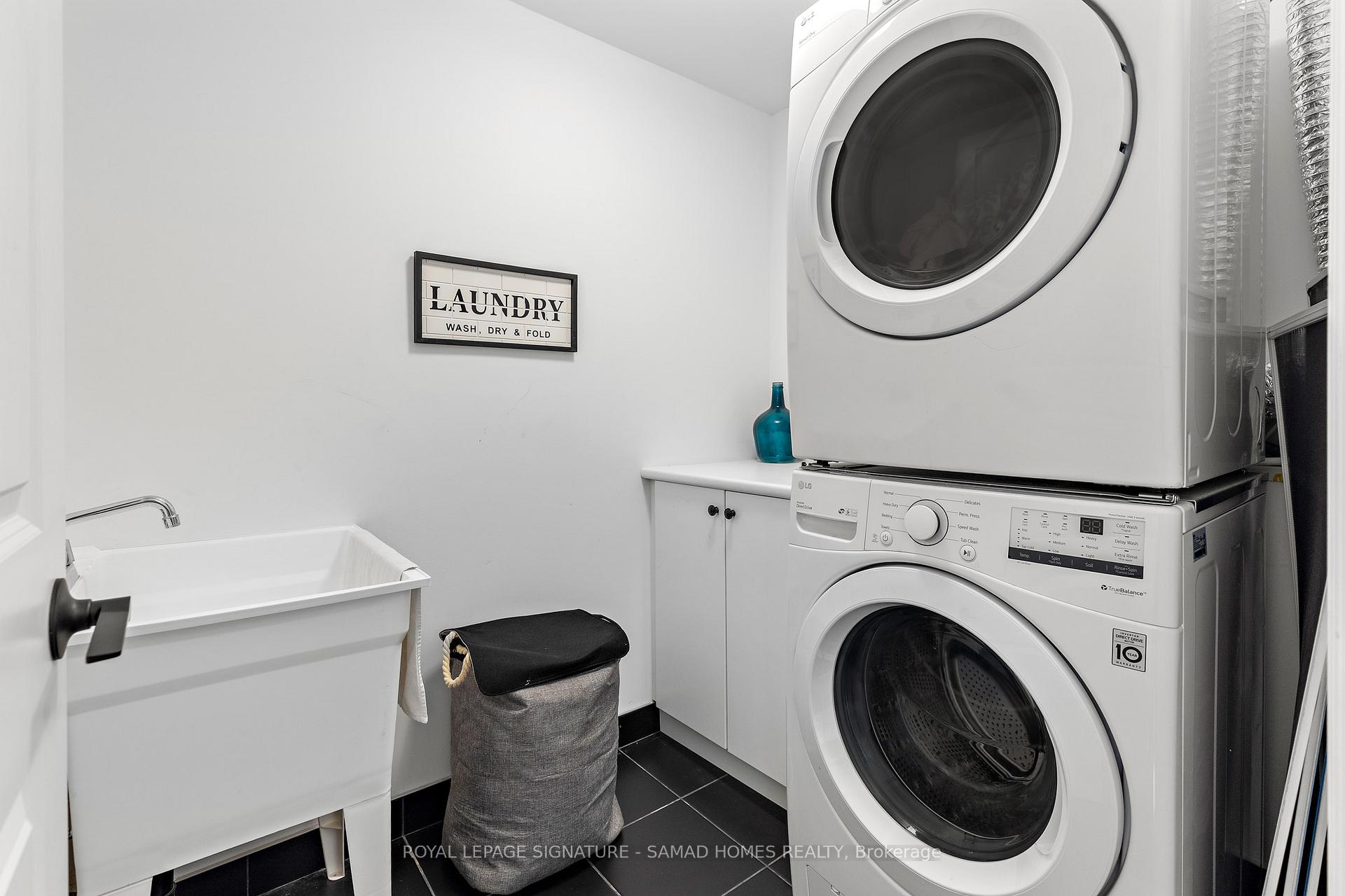3 Bedrooms Condo at 26 Lunar, Mississauga For sale