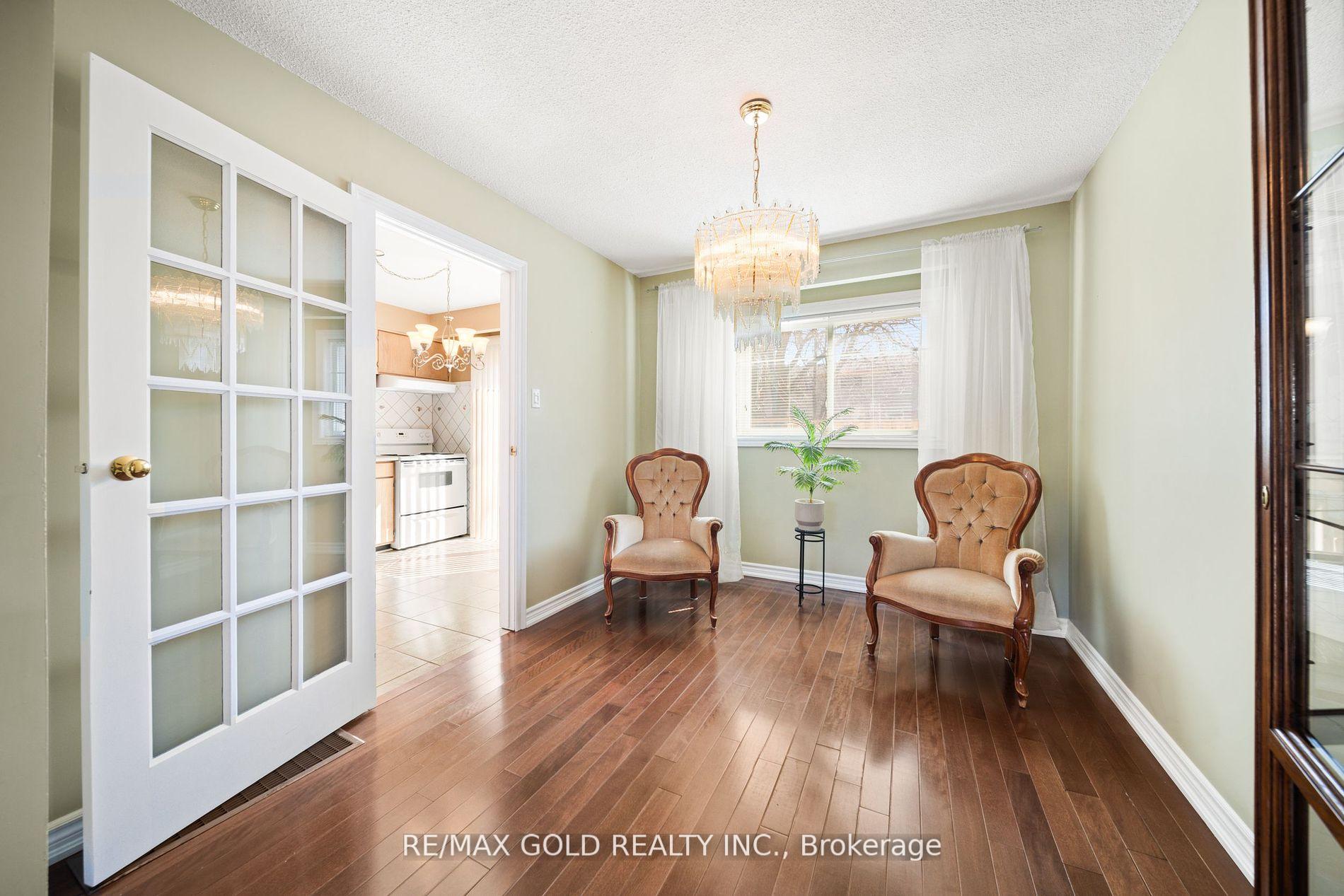 4 Bedrooms Condo at 1050 Shawnmarr, Mississauga For sale
