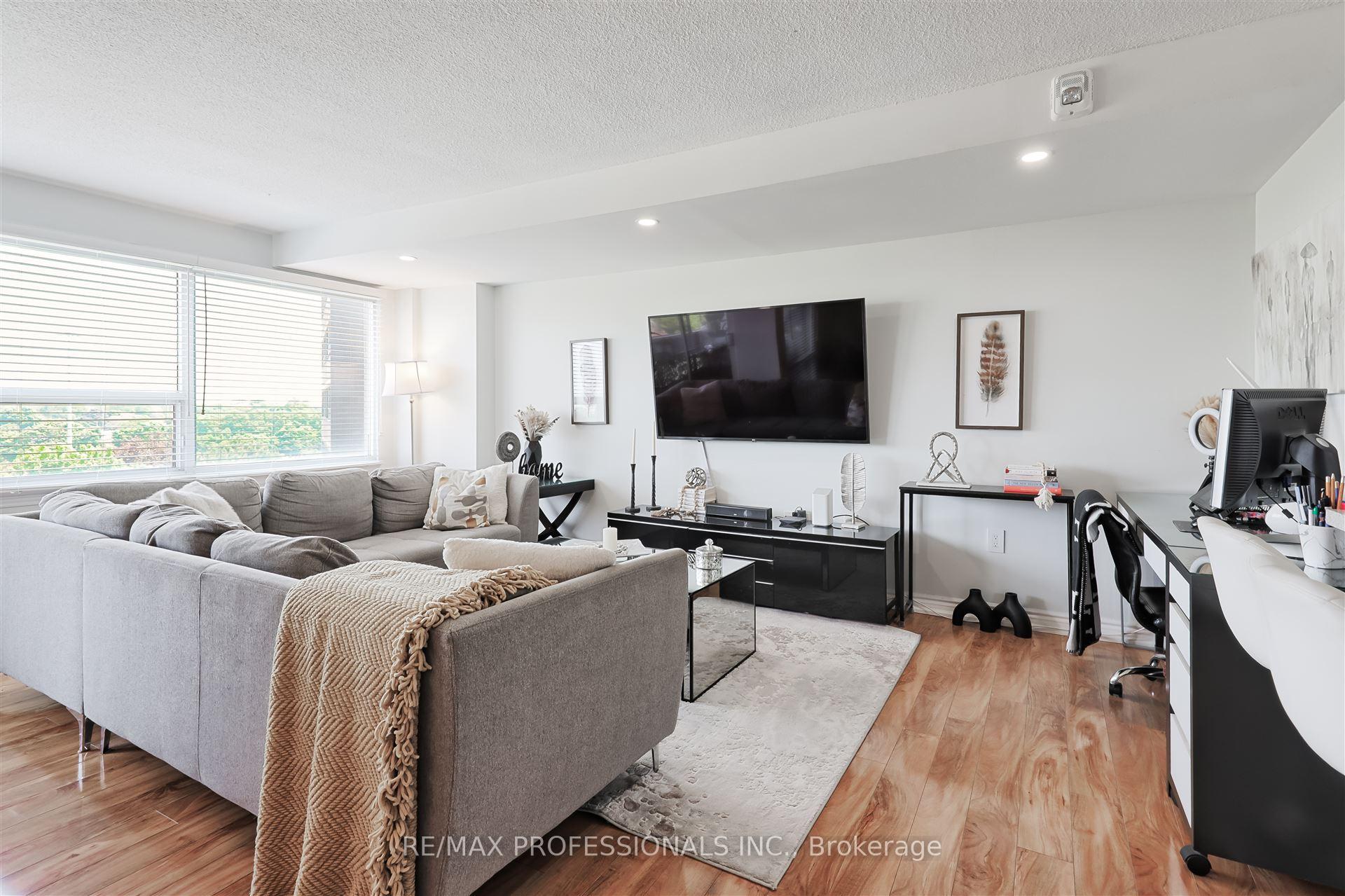 3 Bedrooms Condo at 475 The West Mall, Toronto For sale