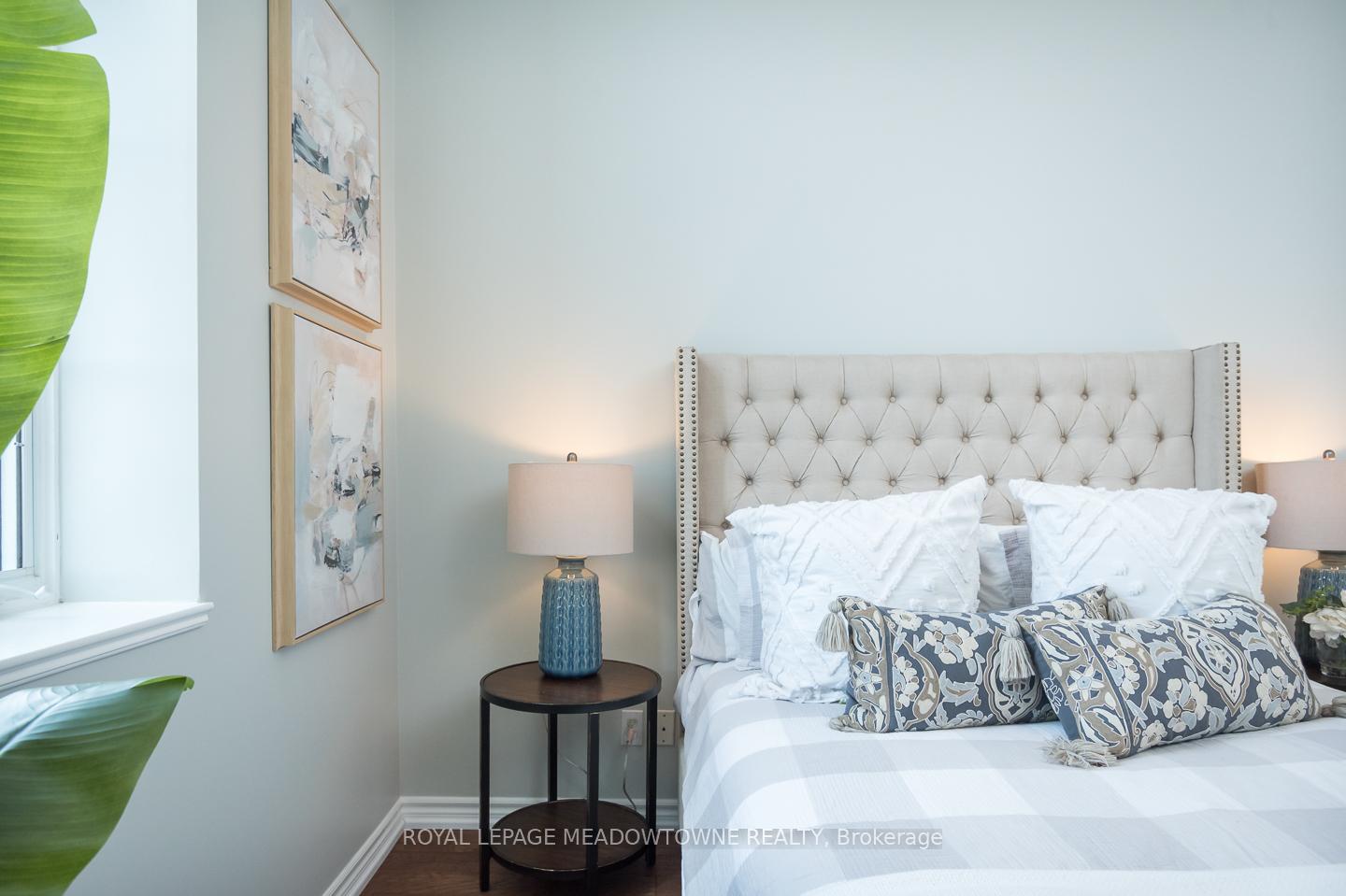 2 Bedrooms Condo at 262 Dundas, Hamilton For sale
