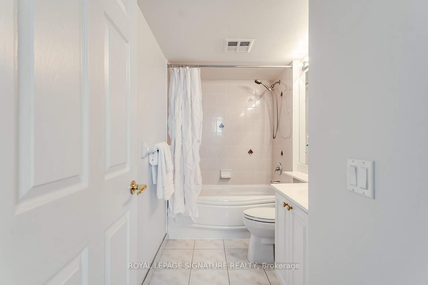 2 Bedrooms Condo at 55 Strathaven, Mississauga For sale
