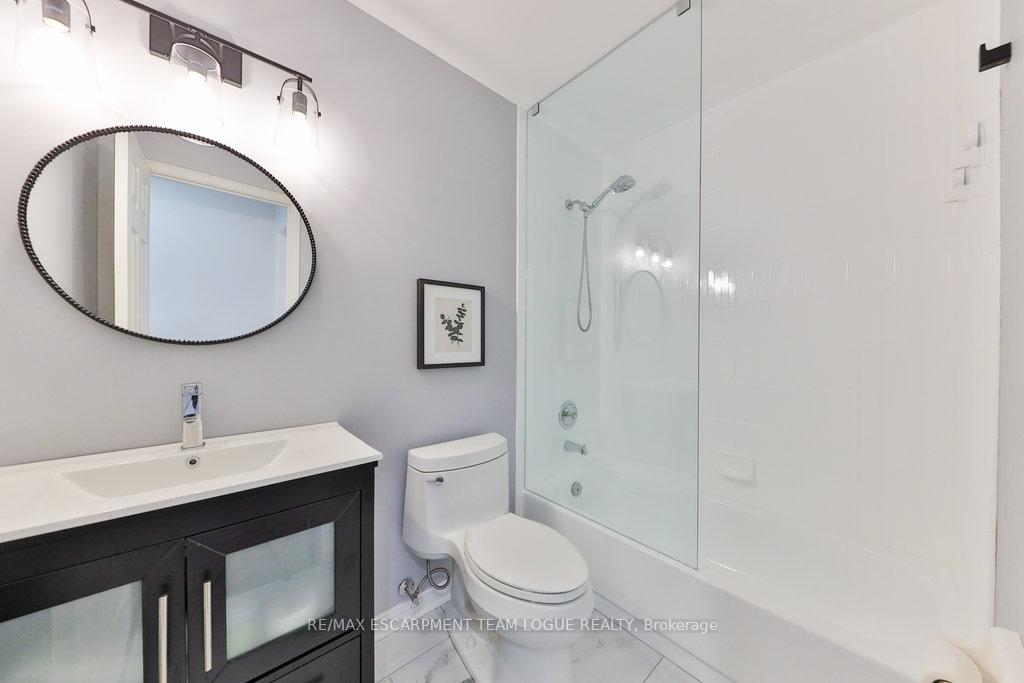 4 Bedrooms Condo at 2145 Country Club, Burlington For sale