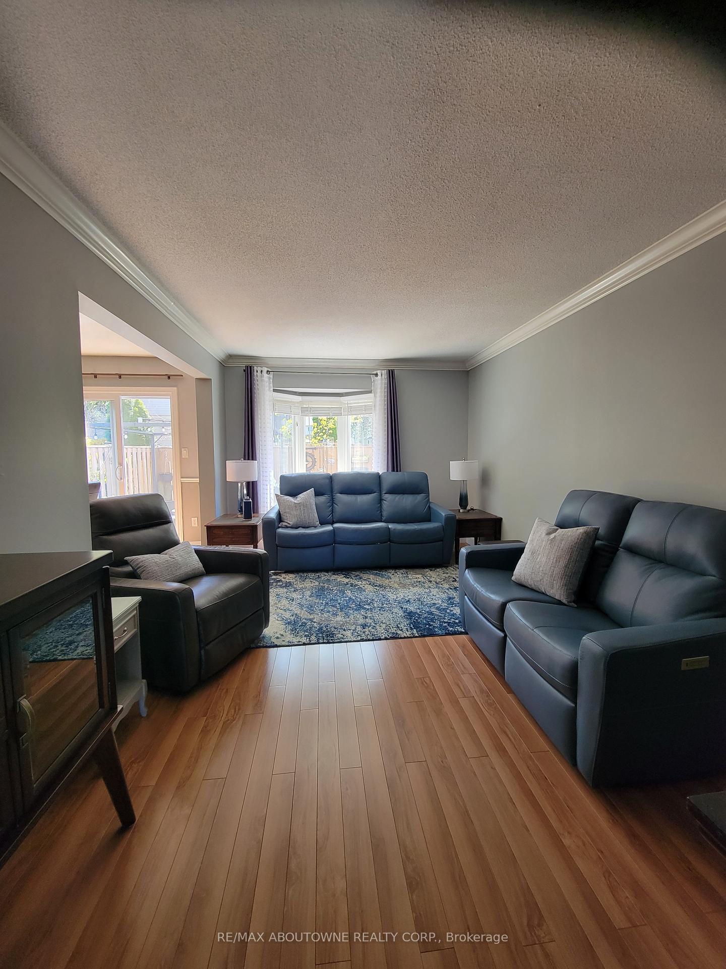 3 Bedrooms Condo at 1 Royalwood, Hamilton For sale