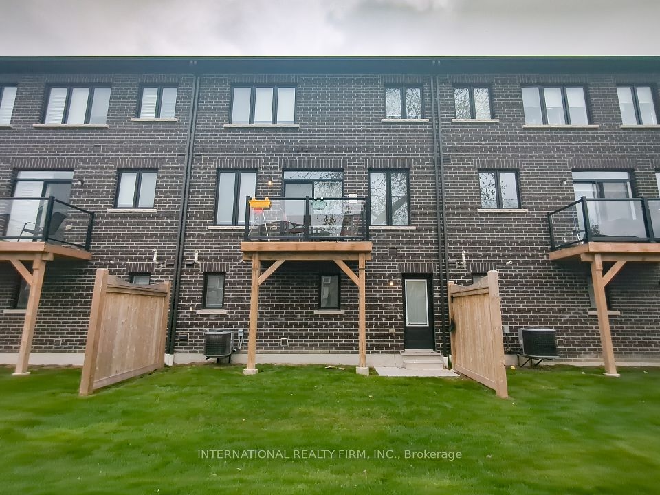 4 Steamboat Way, Whitby, ON L1N 0M6