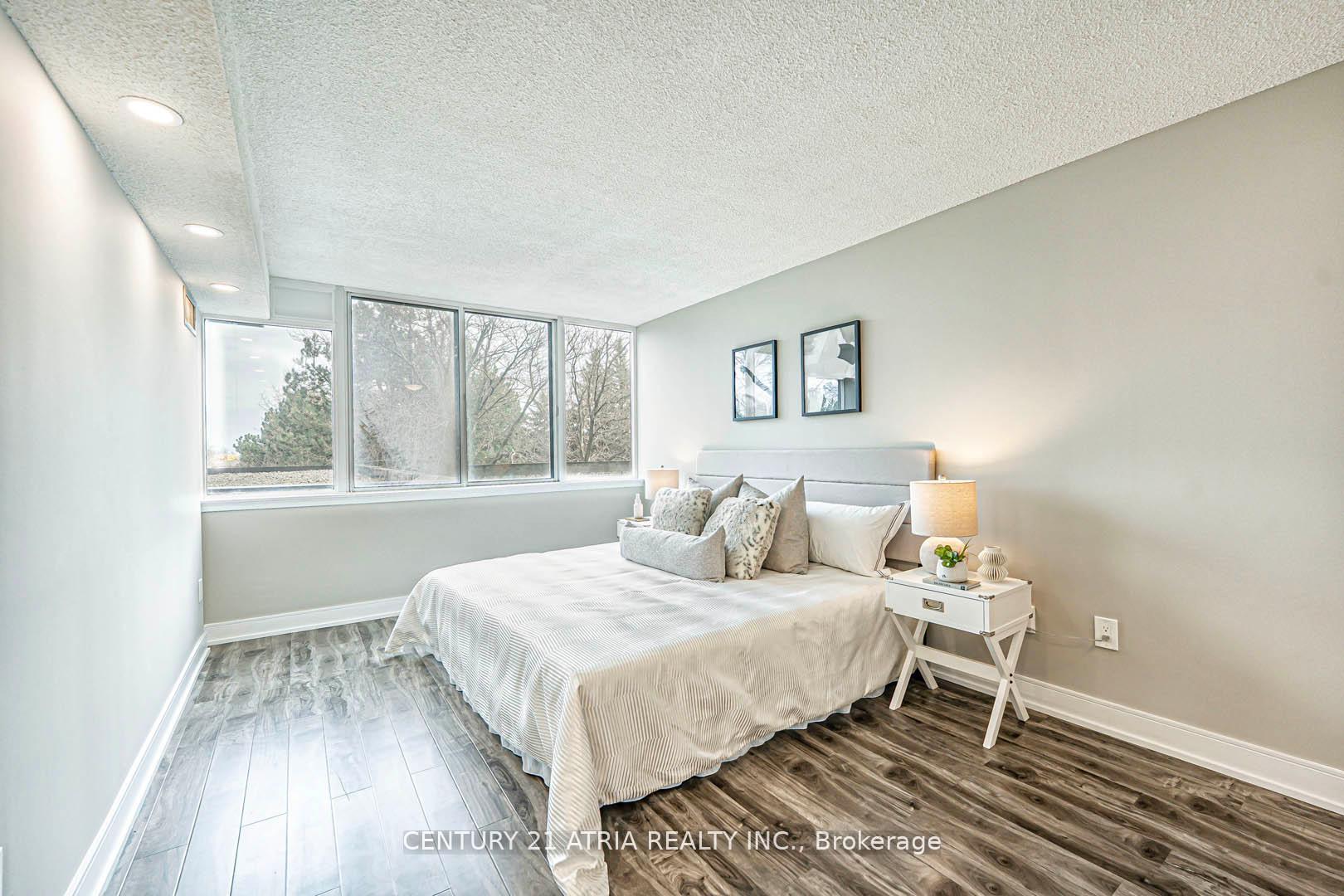 2 Bedrooms Condo at 350 Webb, Mississauga For sale