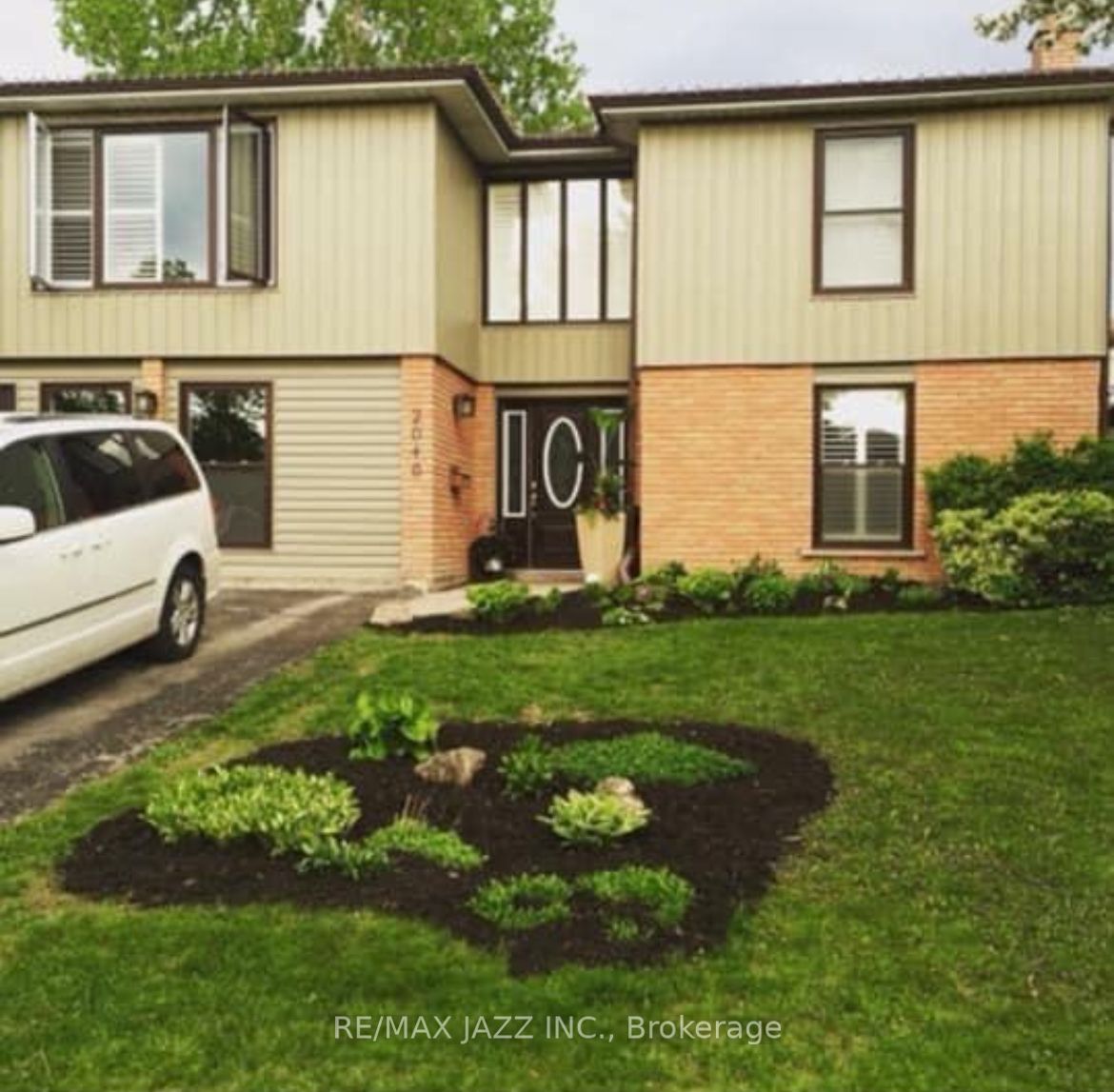 2046 Meadowview Road, Peterborough, ON K9L 1S4