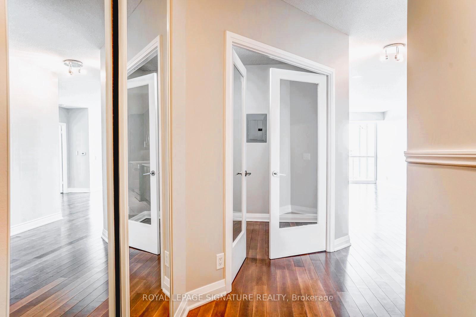 3 Bedrooms Condo at 1055 Southdown, Mississauga For sale