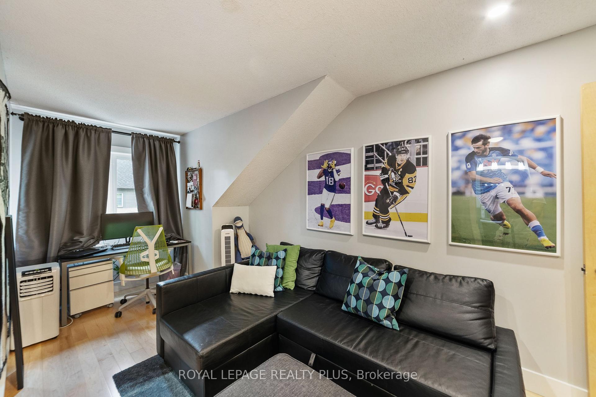 3 Bedrooms Condo at 928 Queen, Mississauga For sale