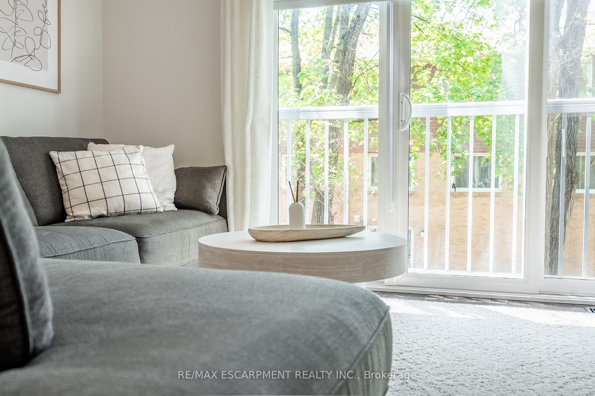 2 Bedrooms Condo at 181 Plains, Burlington For sale