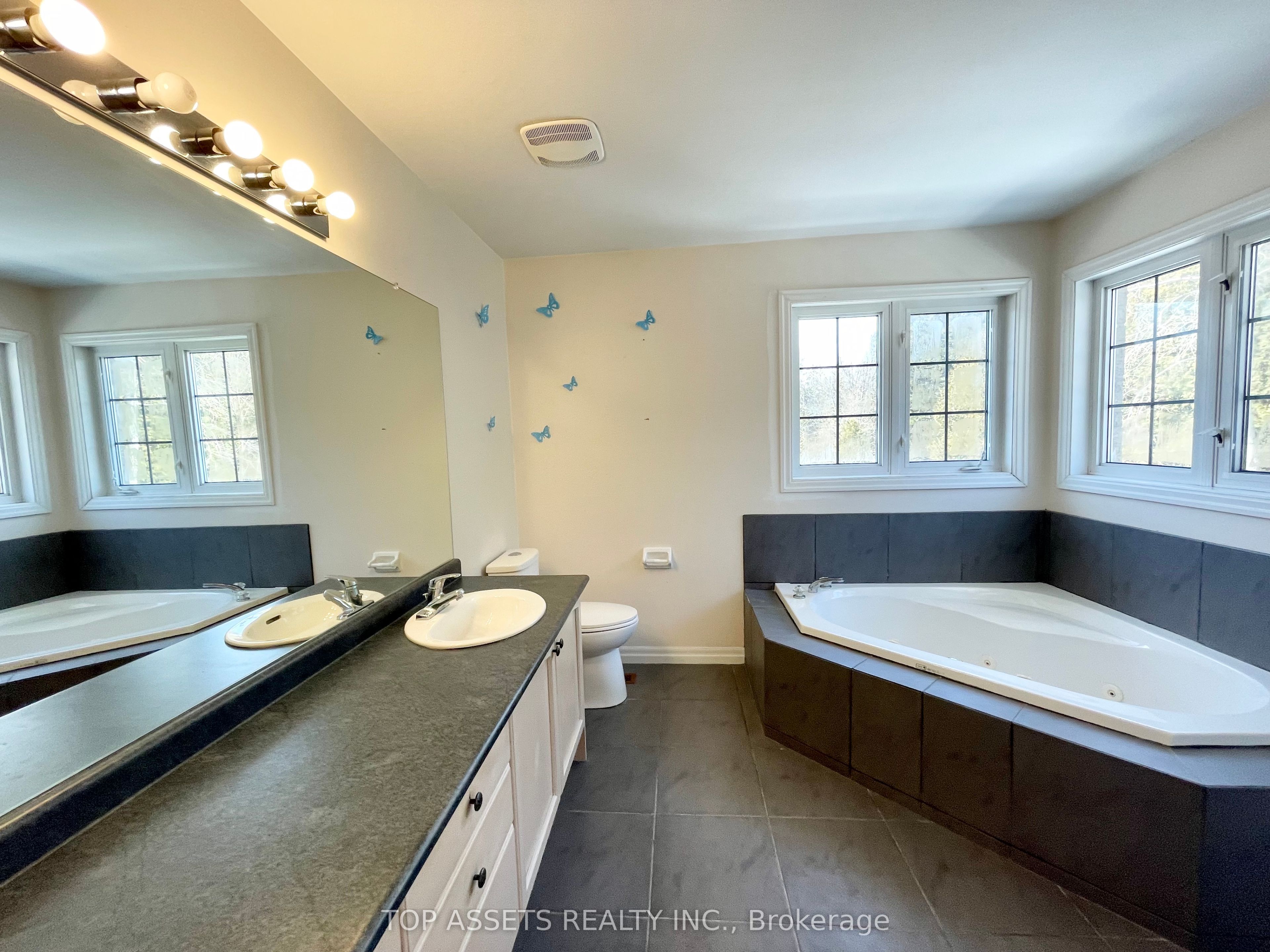 32 Headwater Crescent