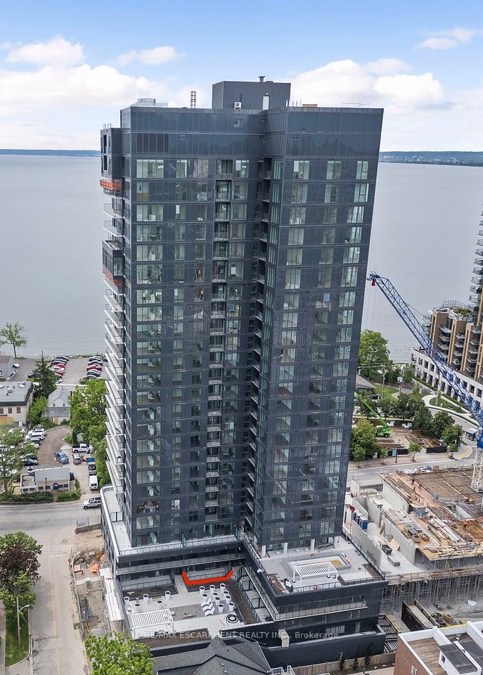 #201 - 370 Martha Street, Burlington, ON L7R 2P7