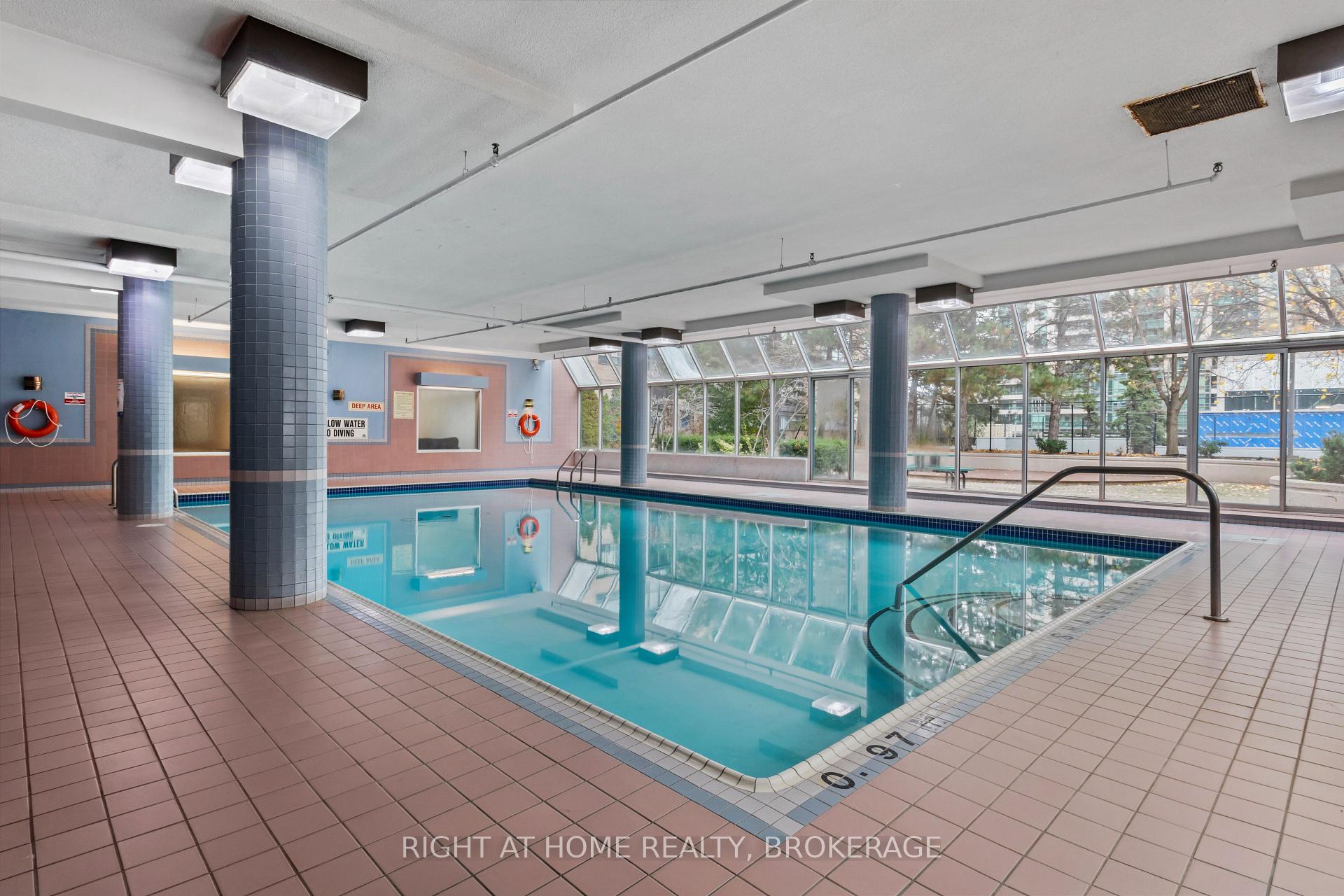 2 Bedrooms Condo at 285 Enfield, Mississauga For sale