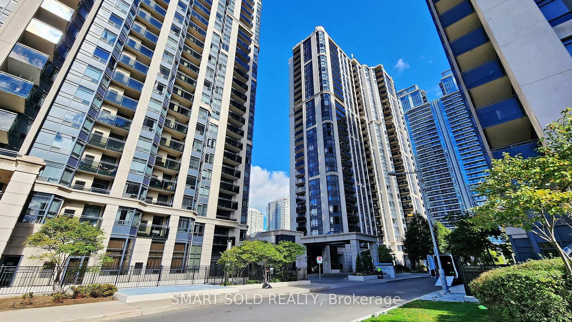 2 Bedrooms Condo at 155 Beecroft, Toronto For sale