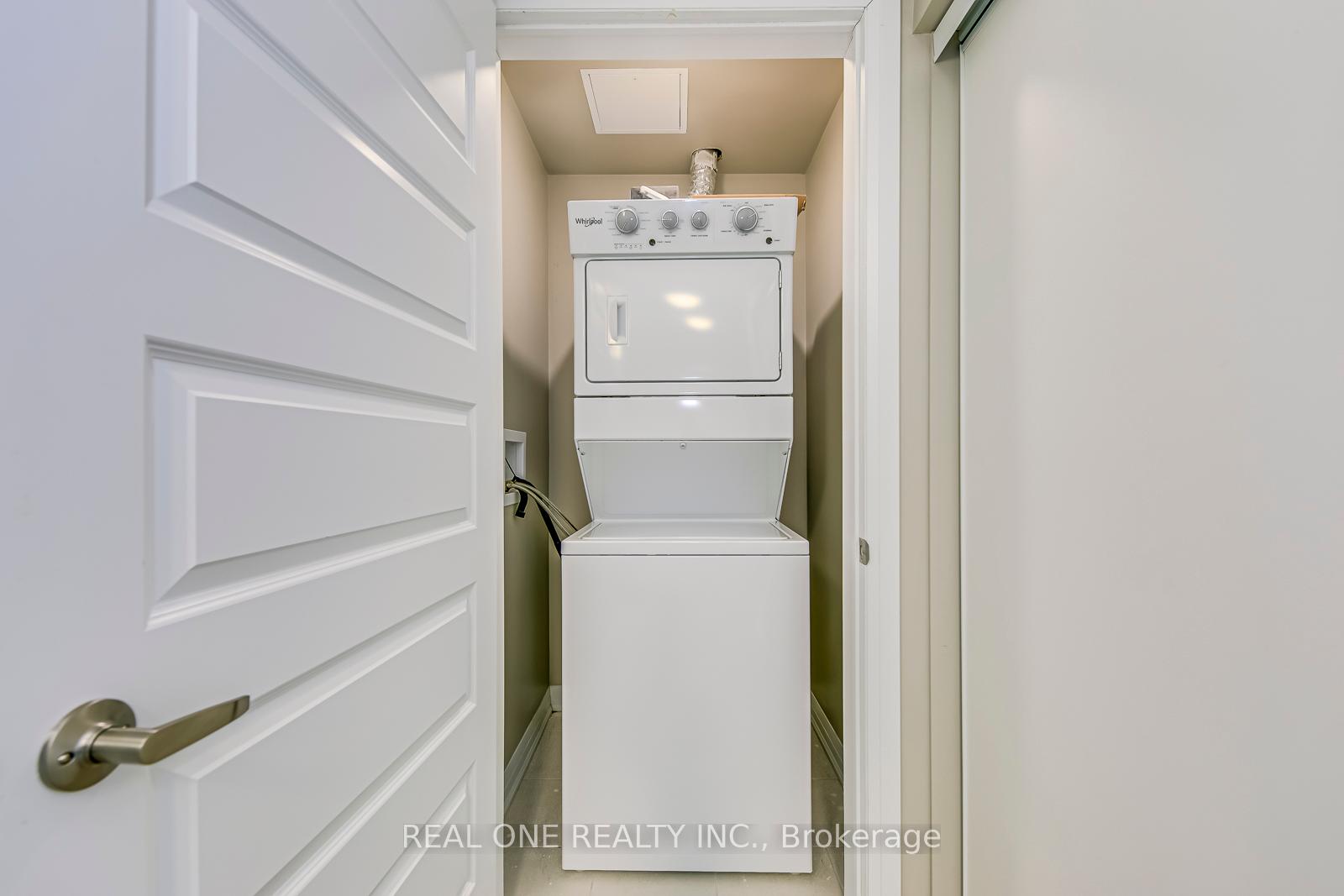 2 Bedrooms Condo at 95 Dundas, Oakville For sale