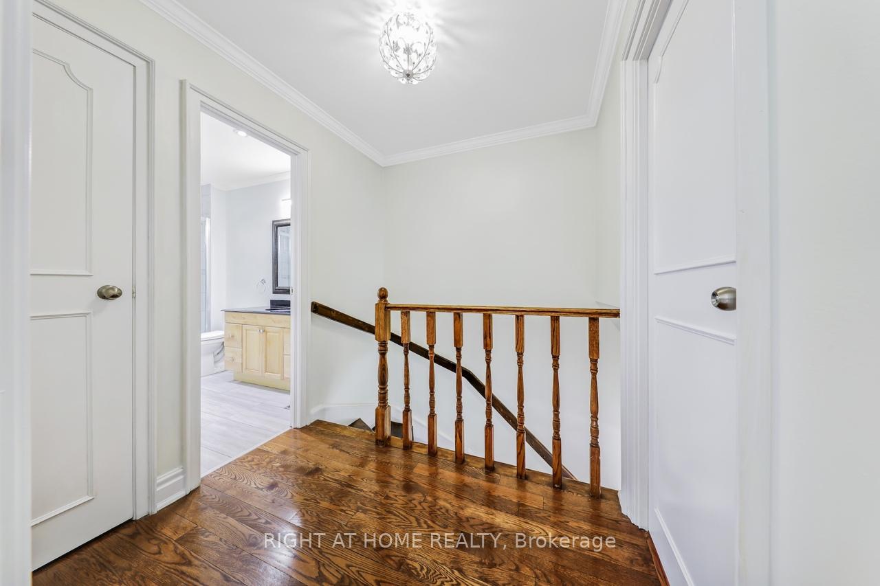 4 Bedrooms Condo at 1055 Shawnmarr, Mississauga For sale