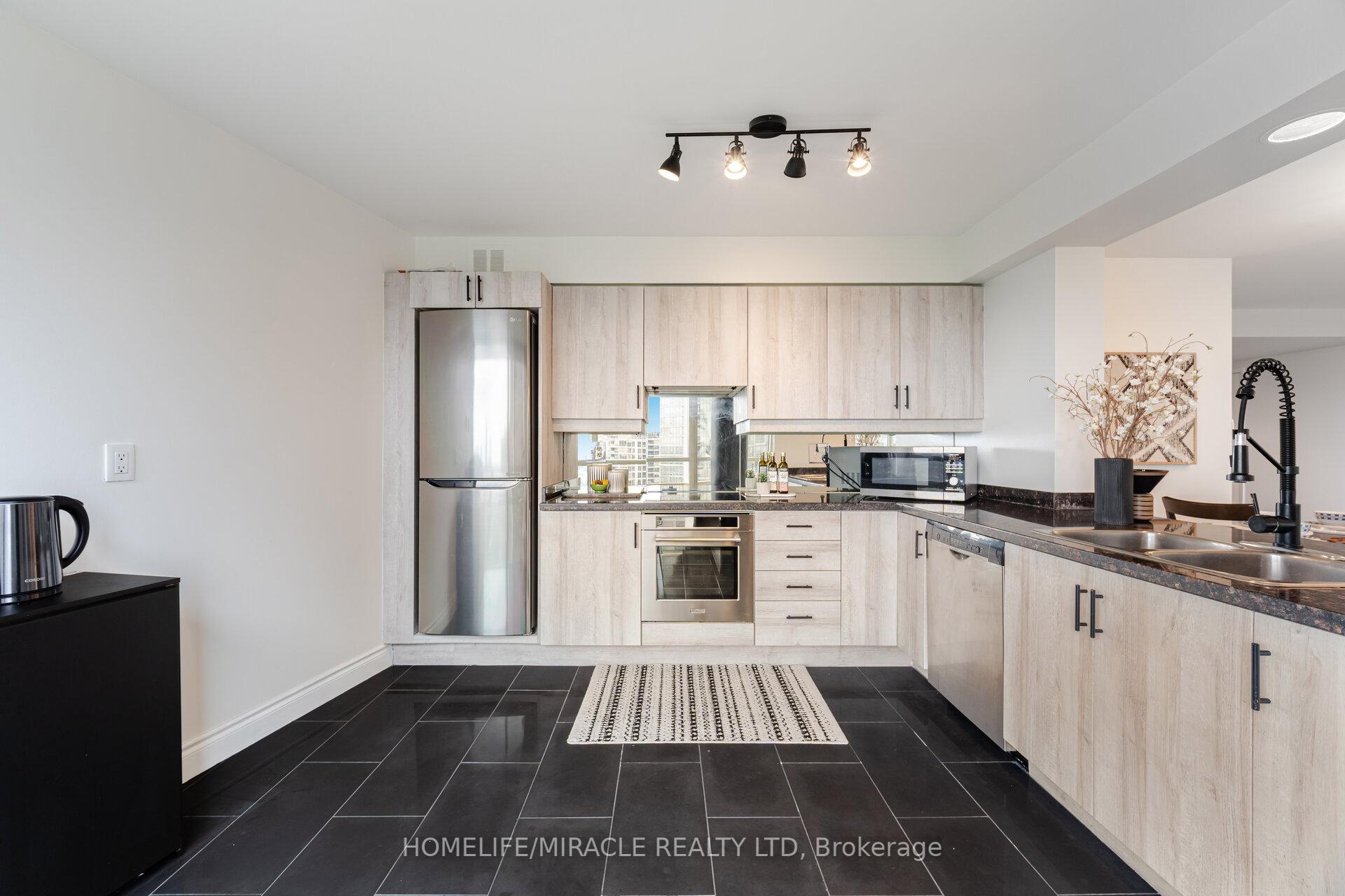 2 Bedrooms Condo at 50 Eglinton, Mississauga For sale