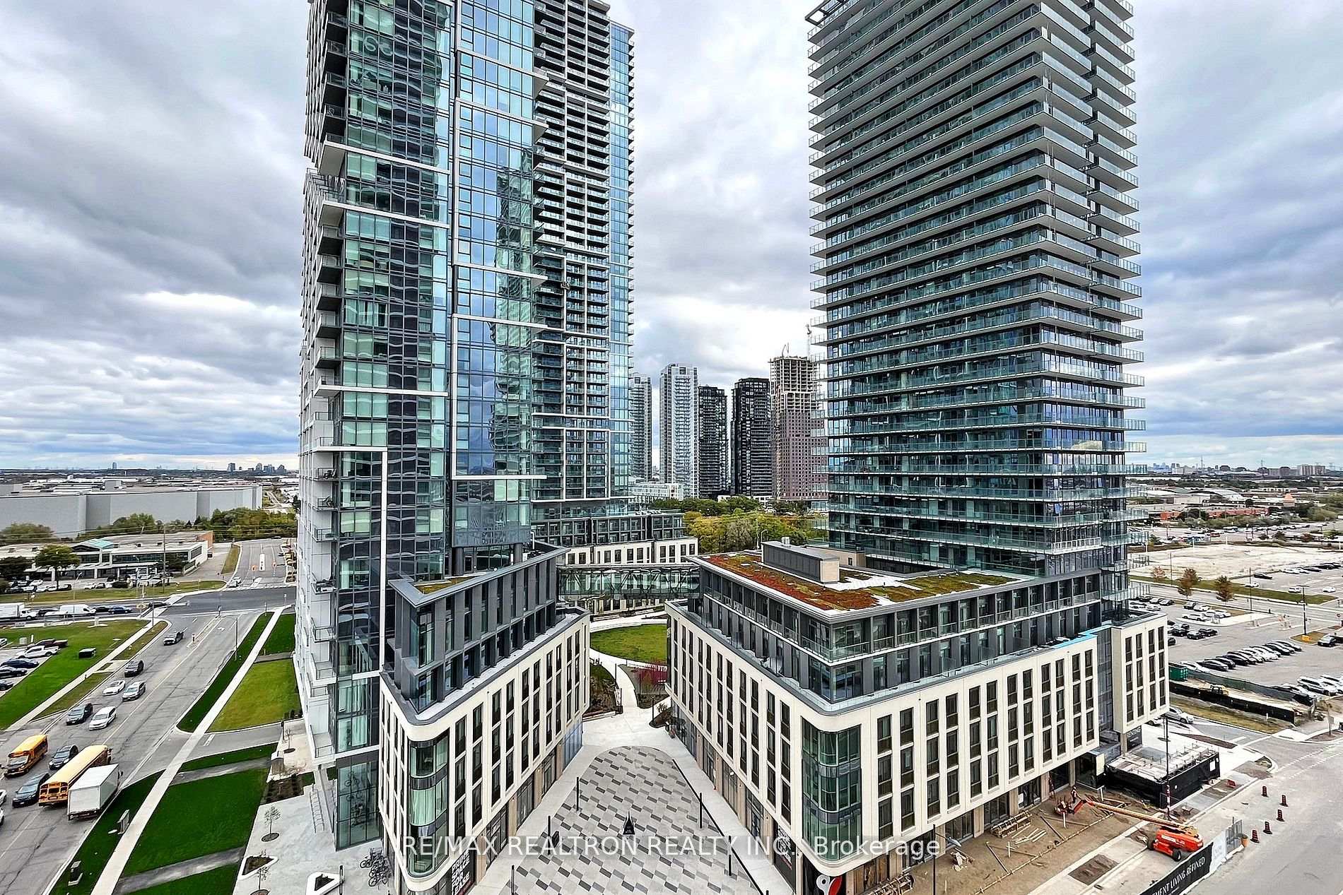 2 Bedrooms Condo at 950 Portage, Vaughan For sale