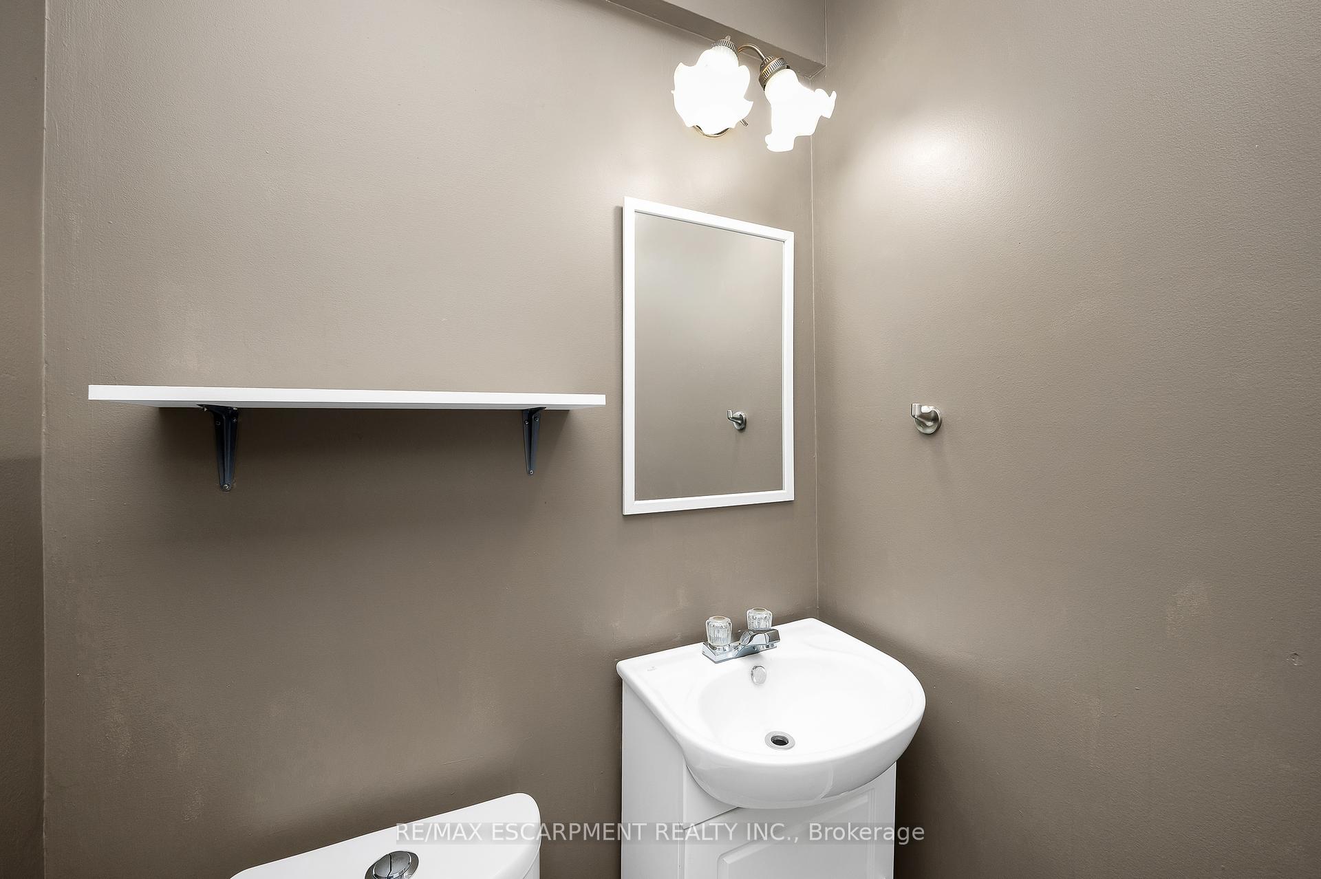 3 Bedrooms Condo at 5017 Pinedale, Burlington For sale