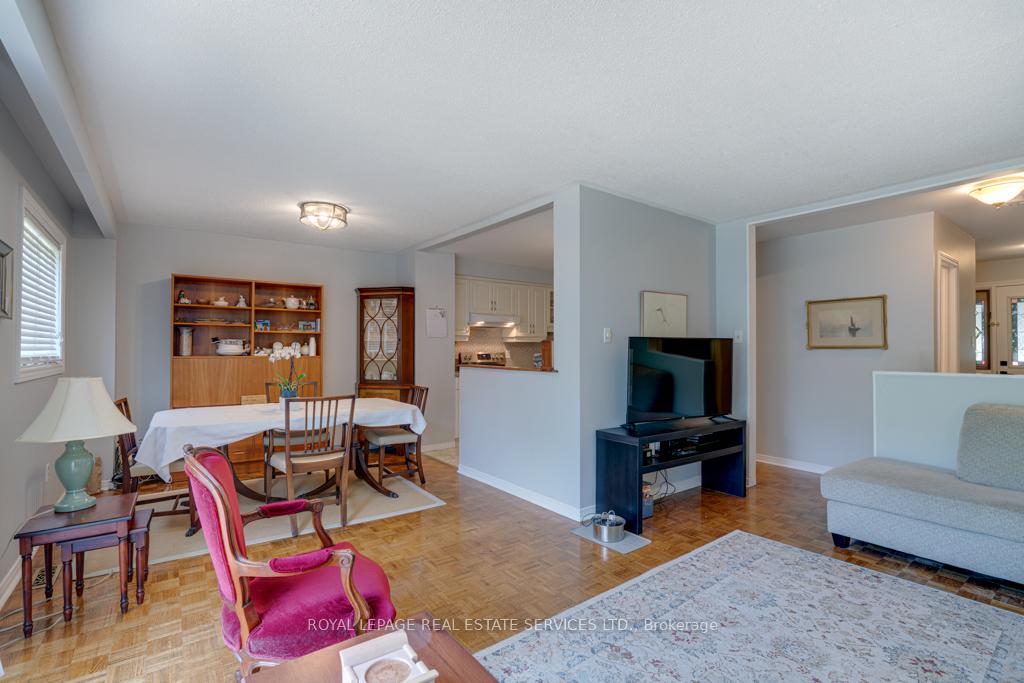4 Bedrooms Condo at 584 Forestwood, Burlington For sale
