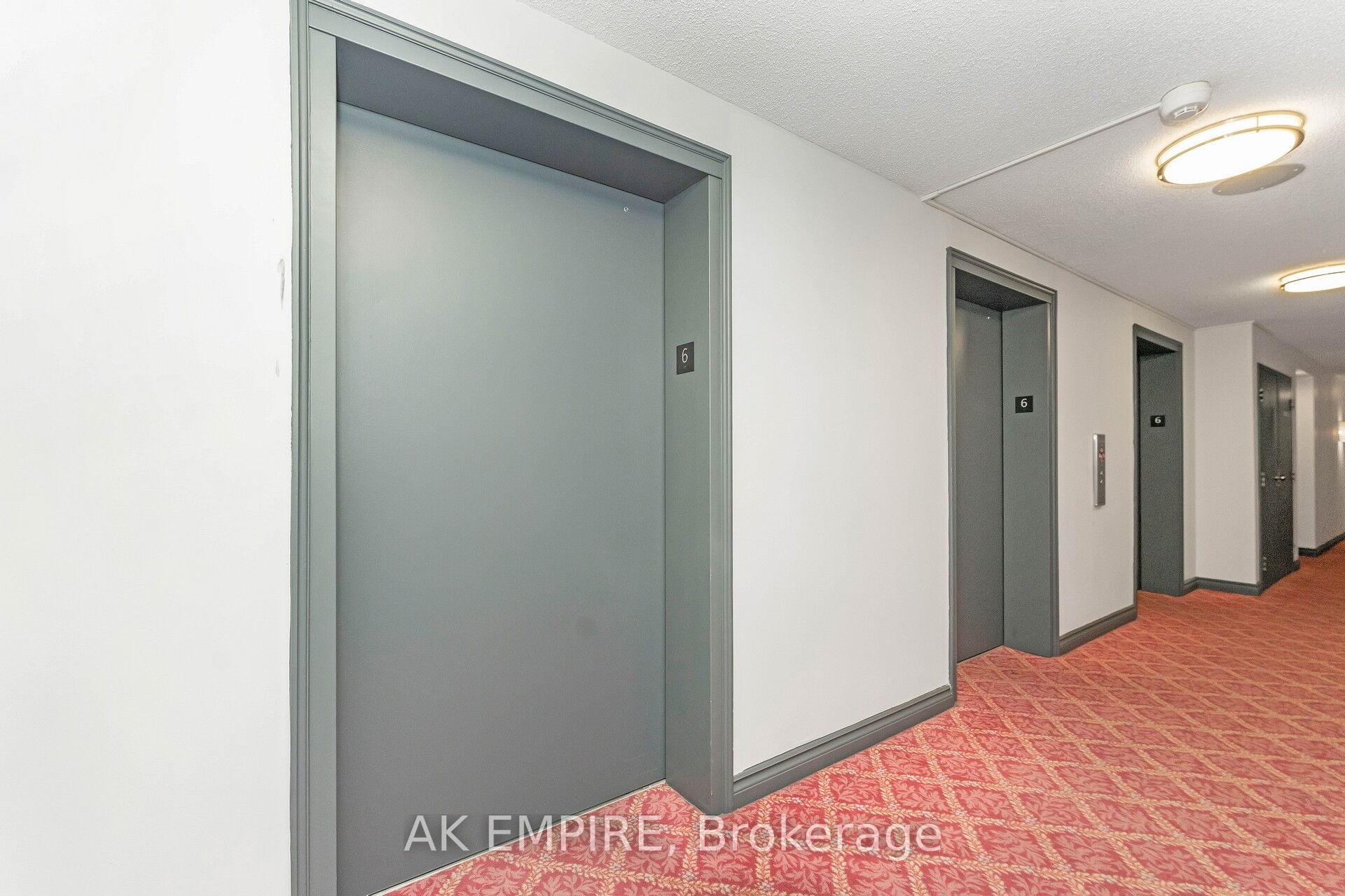 3 Bedrooms Condo at 250 Webb, Mississauga For sale