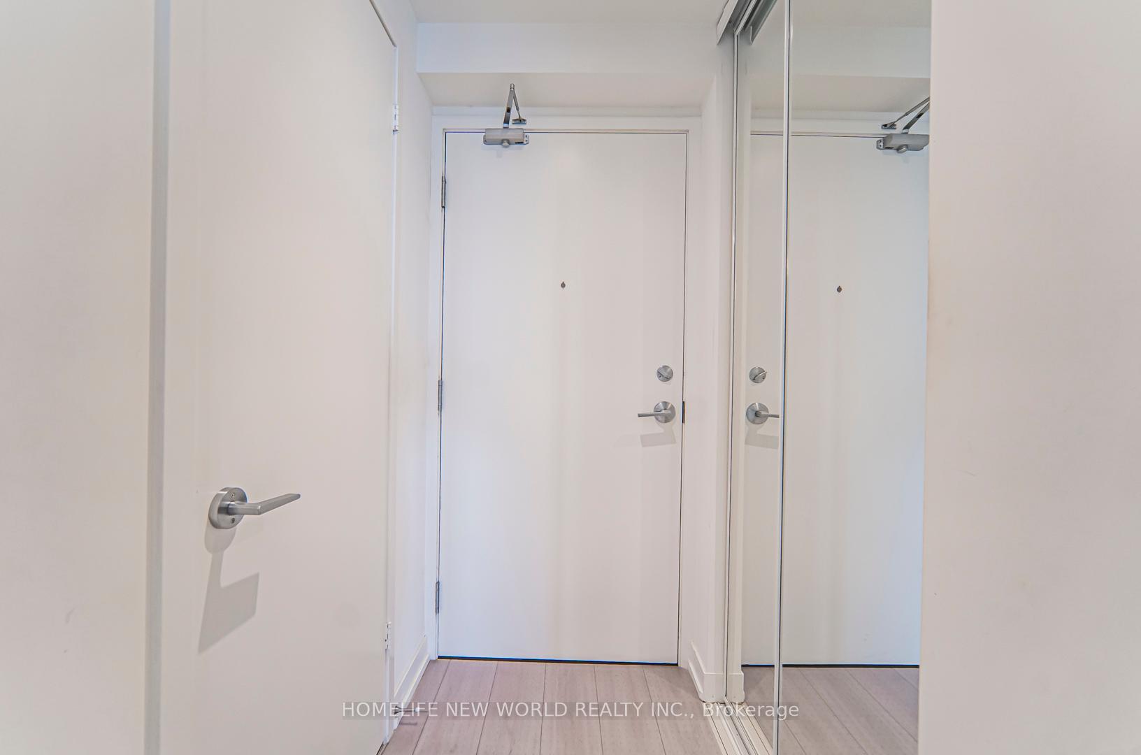 2 Bedrooms Condo at 5 Buttermill,  Vaughan For sale