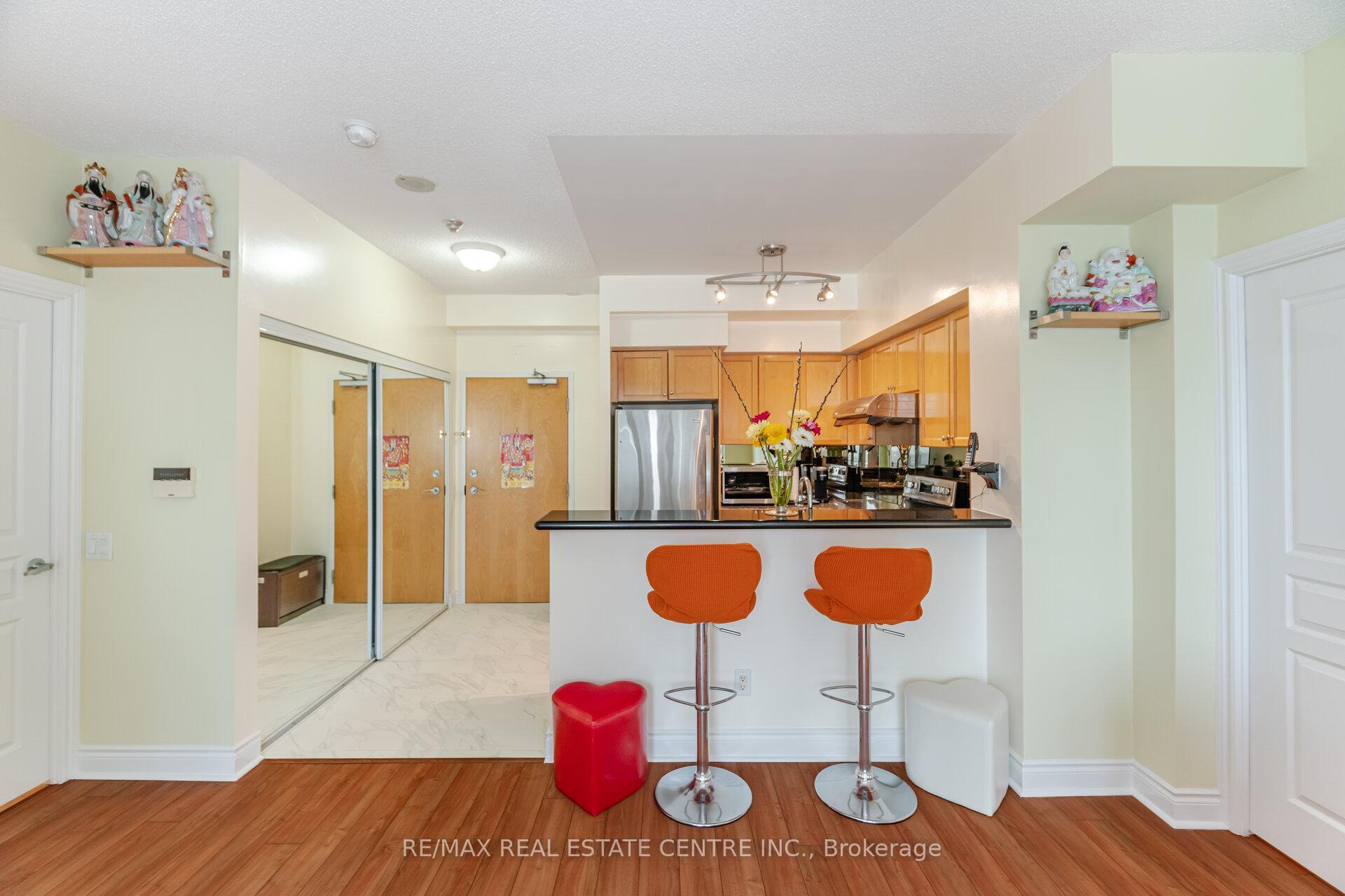 2 Bedrooms Condo at 5 Marine Parade,  Toronto For sale