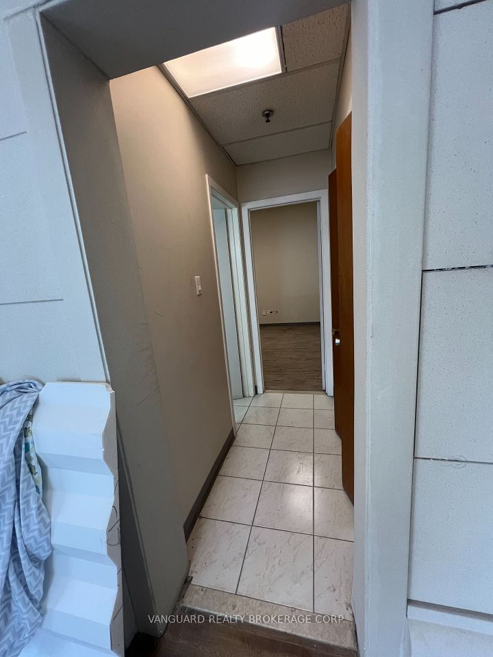 https://trreb-image.ampre.ca/JIP3NVZ1oR3jmcfKVfgNzxtljBkBUxjFqLcj-CqIbYI/rs:fit:960:960/wm:.5:so:0:50:.4/wmsh:10/wmt:PHNwYW4gZm9yZWdyb3VuZD0nd2hpdGUnIGZvbnQ9JzY4Jz5WQU5HVUFSRCBSRUFMVFkgQlJPS0VSQUdFIENPUlAuPC9zcGFuPg/L3RycmViL2xpc3RpbmdzLzQwLzU3Lzk1LzkxL3AvNzg1NzMzMjQtMjIzZC00ZDIxLTkxZjUtN2E4ZTA5ZGY1ZDAxLmpwZw.jpg