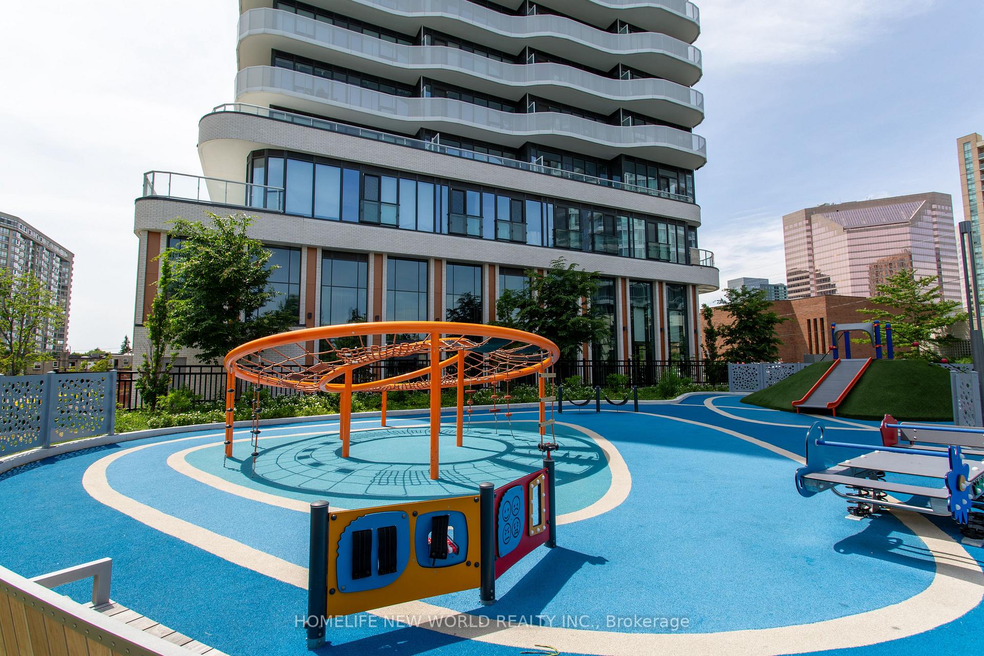 2 Bedrooms Condo at 15 Holmes, Toronto For sale
