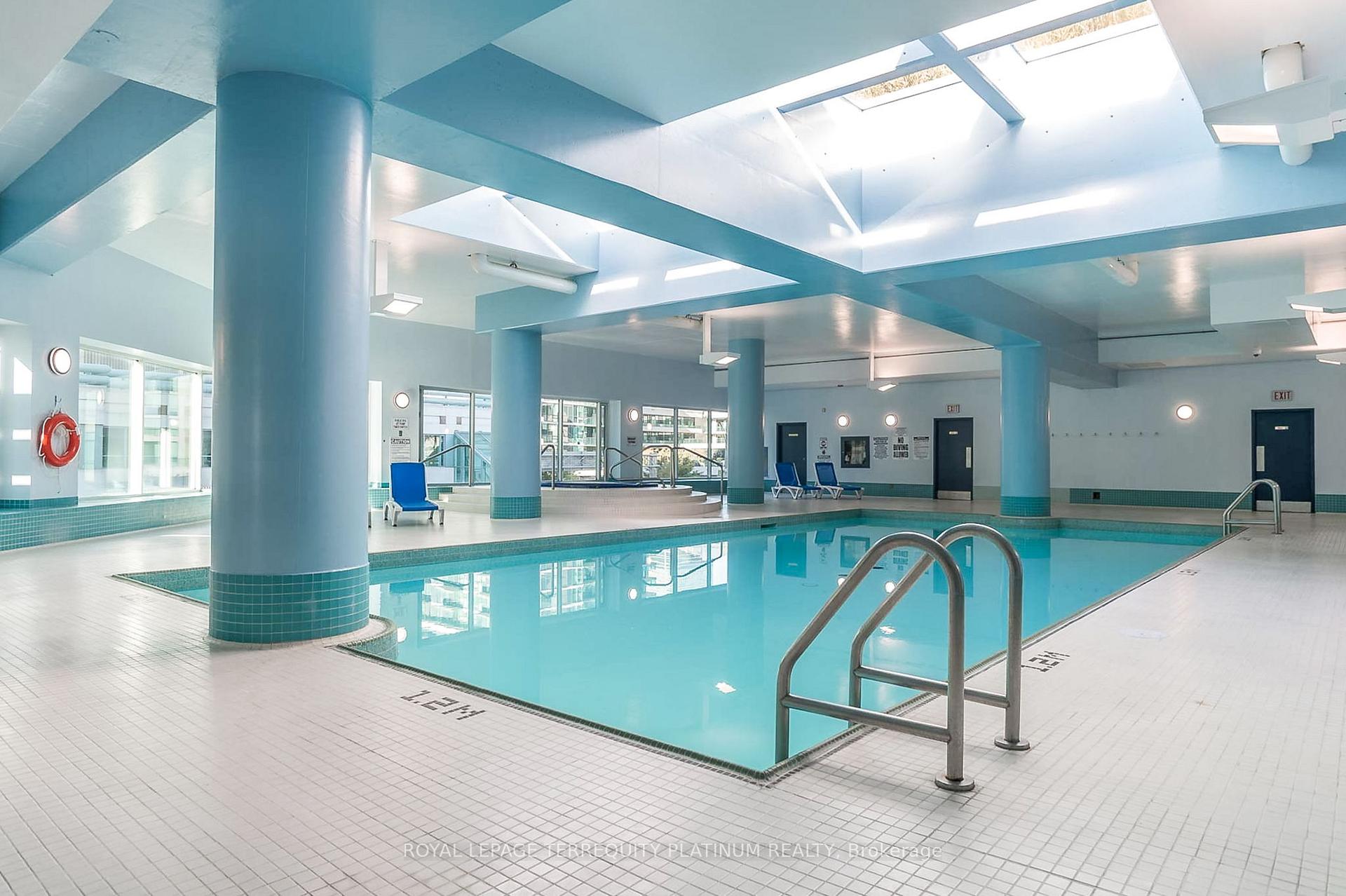 2 Bedrooms Condo at 10 Yonge, Toronto For sale
