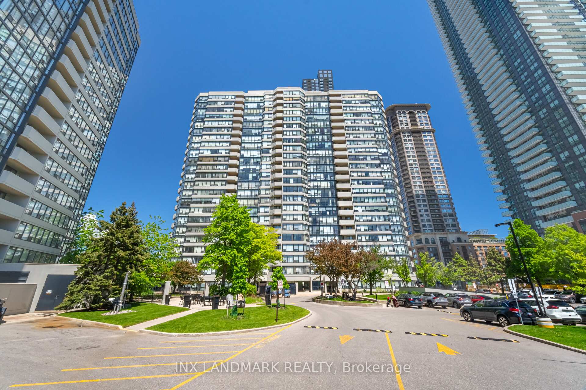 3 Bedrooms Condo at 330 Rathburn, Mississauga For sale
