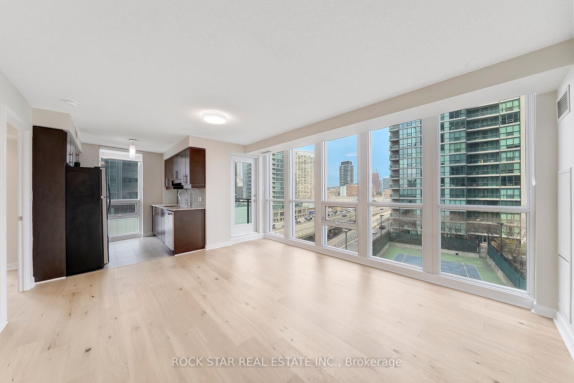 2 Bedrooms Condo at 18 Harbour,  Toronto For sale