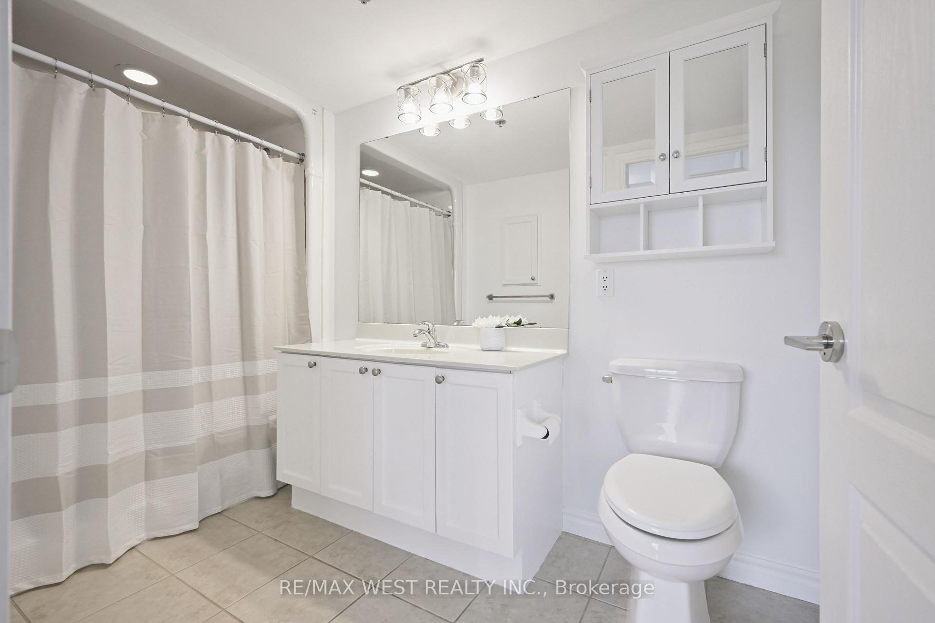 2 Bedrooms Condo at 810 Scollard, Mississauga For sale