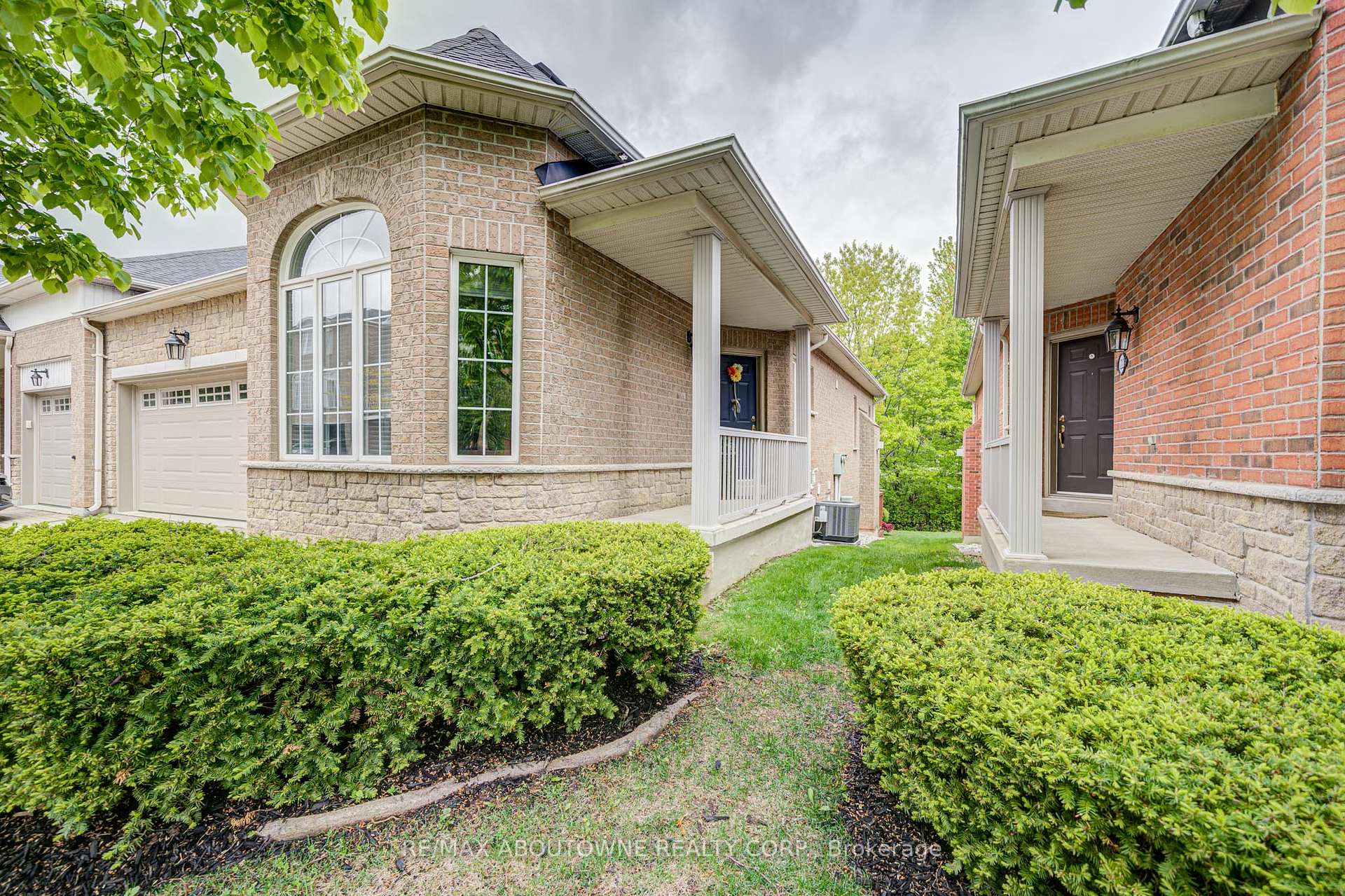 2 Bedrooms Condo at 1169 Dorval, Oakville For sale