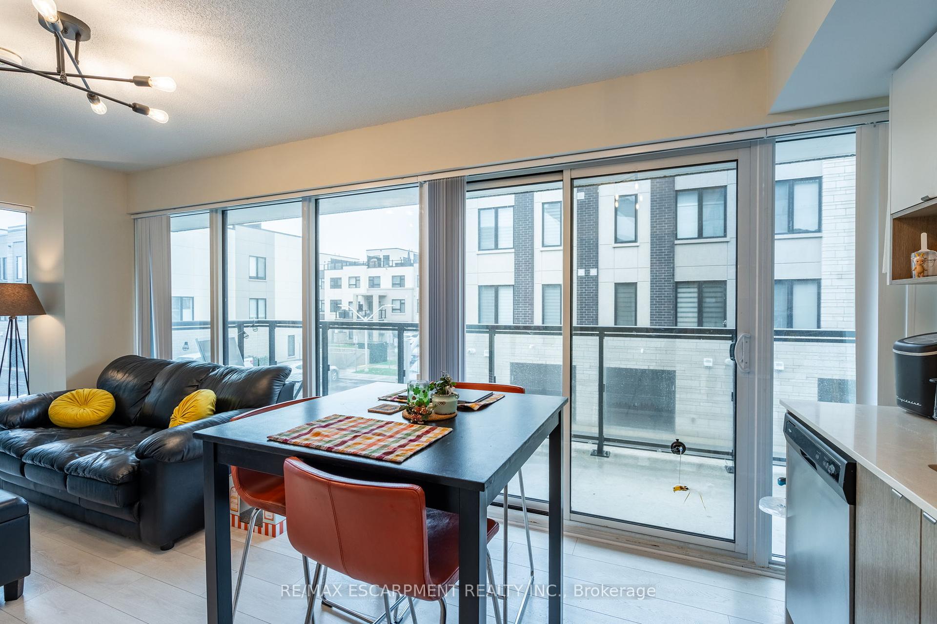 2 Bedrooms Condo at 1119 COOKE, Burlington For sale