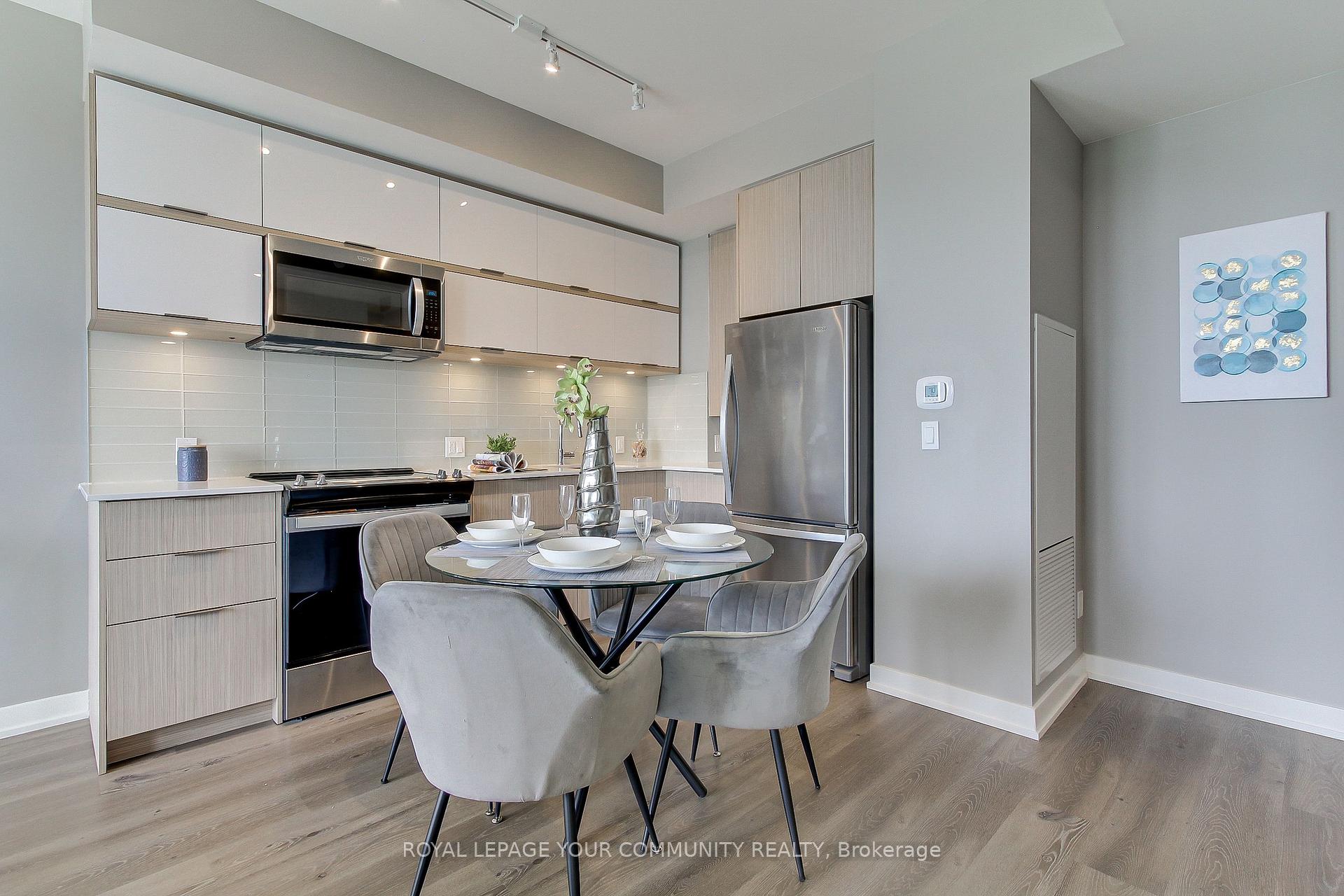2 Bedrooms Condo at 10 Deerlick, Toronto For sale