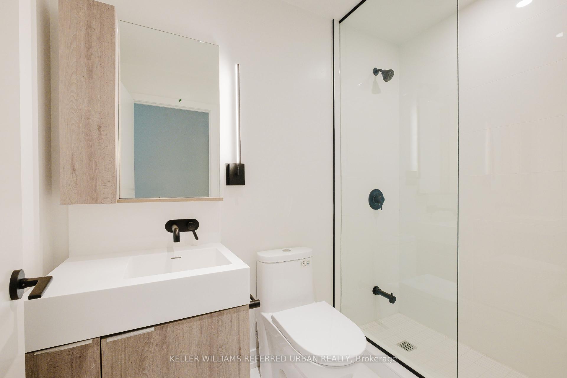 3 Bedrooms Condo at 127 Broadway, Toronto For sale