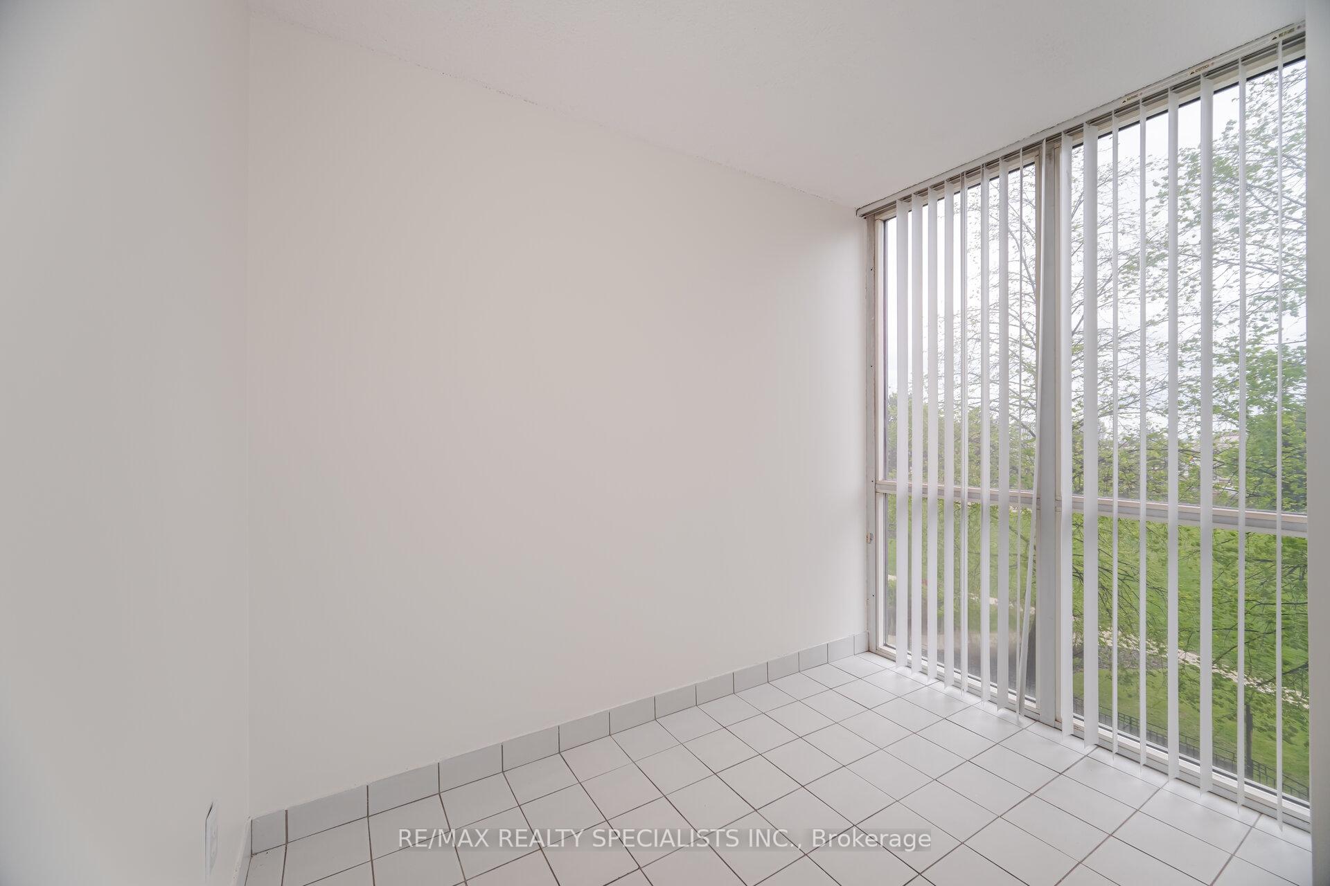 3 Bedrooms Co-op at 350 Webb, Mississauga For sale