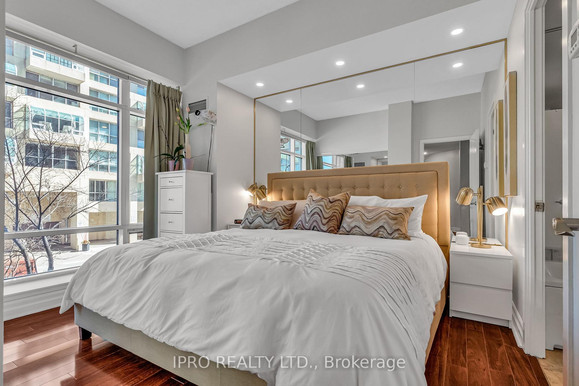 3 Bedrooms Condo at 500 Queens, Toronto For sale