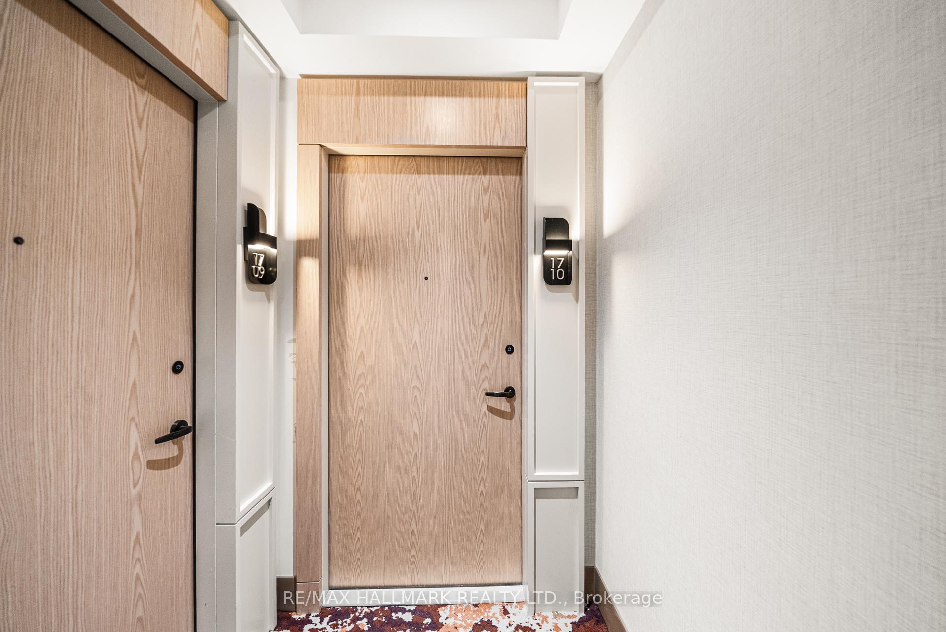 3 Bedrooms Condo at 10 Inn On The Park, Toronto For sale
