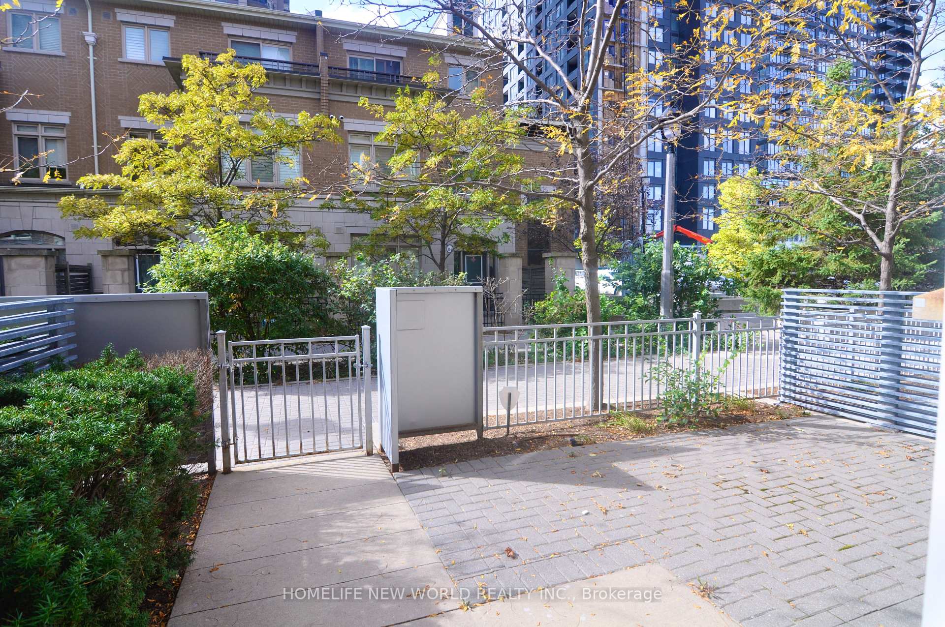 3 Bedrooms Condo at 370 Square One,  Mississauga For sale