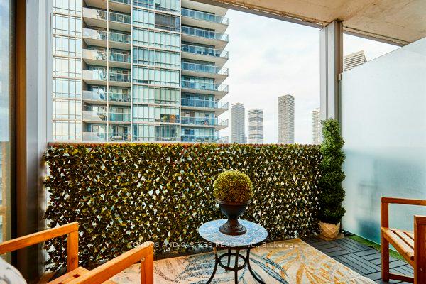 2 Bedrooms Condo at 88 Park Lawn, Toronto For sale
